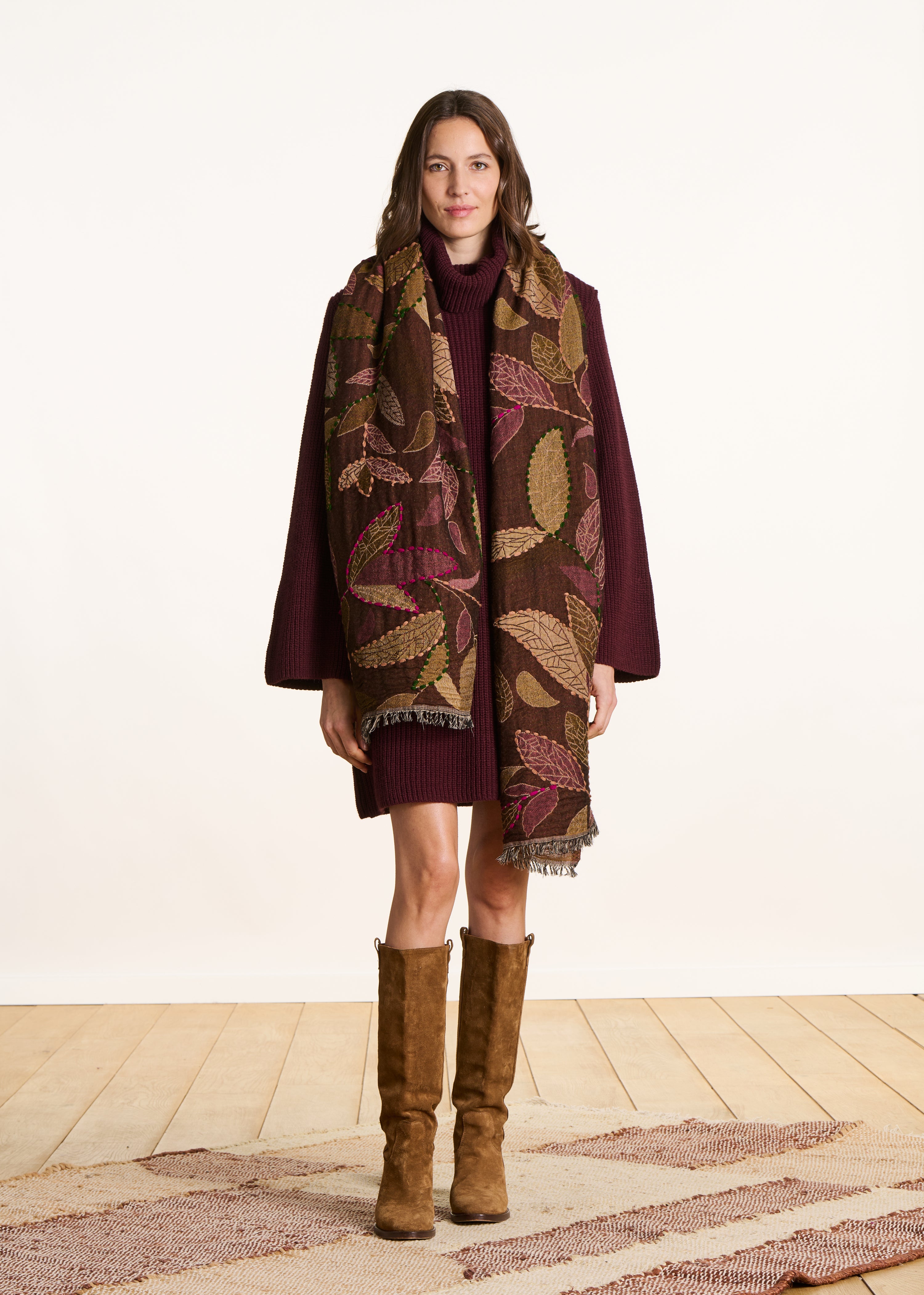 Bufanda marrón de lana bordada