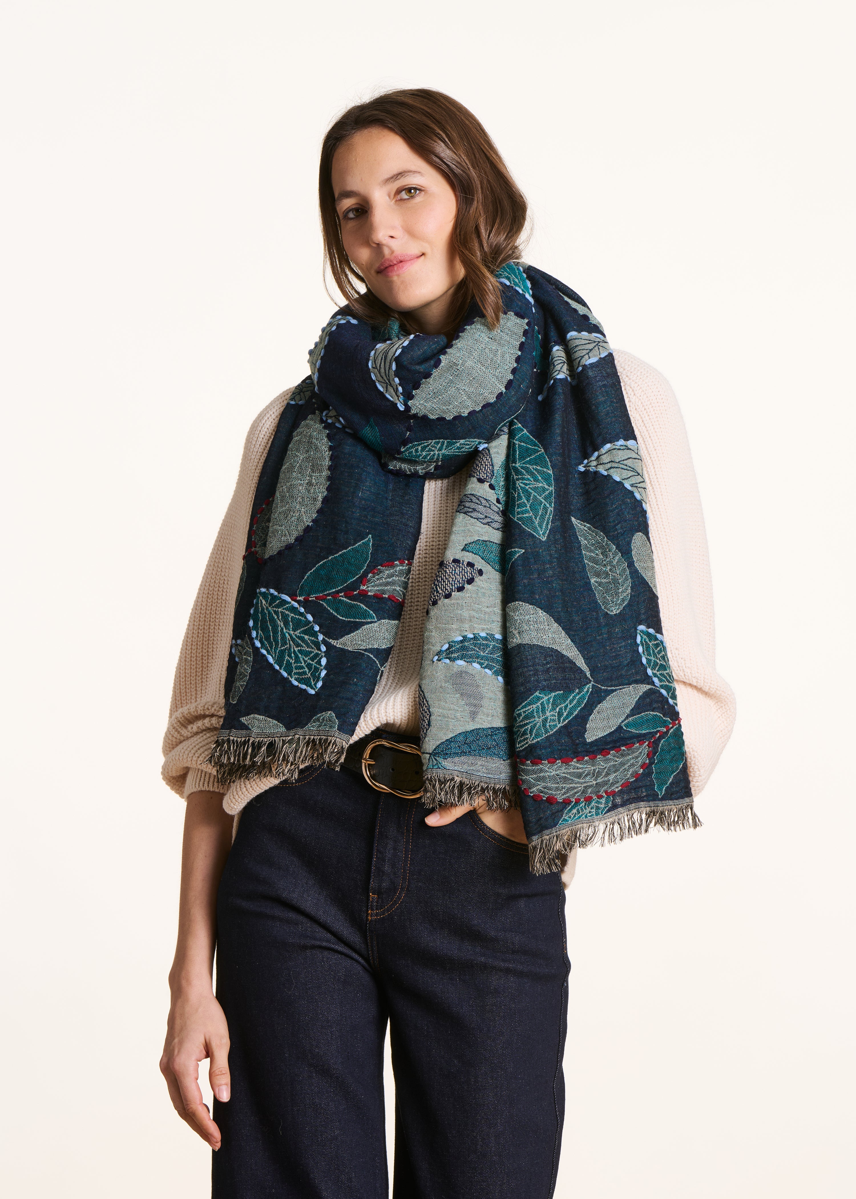 Écharpe bleue en laine brodée