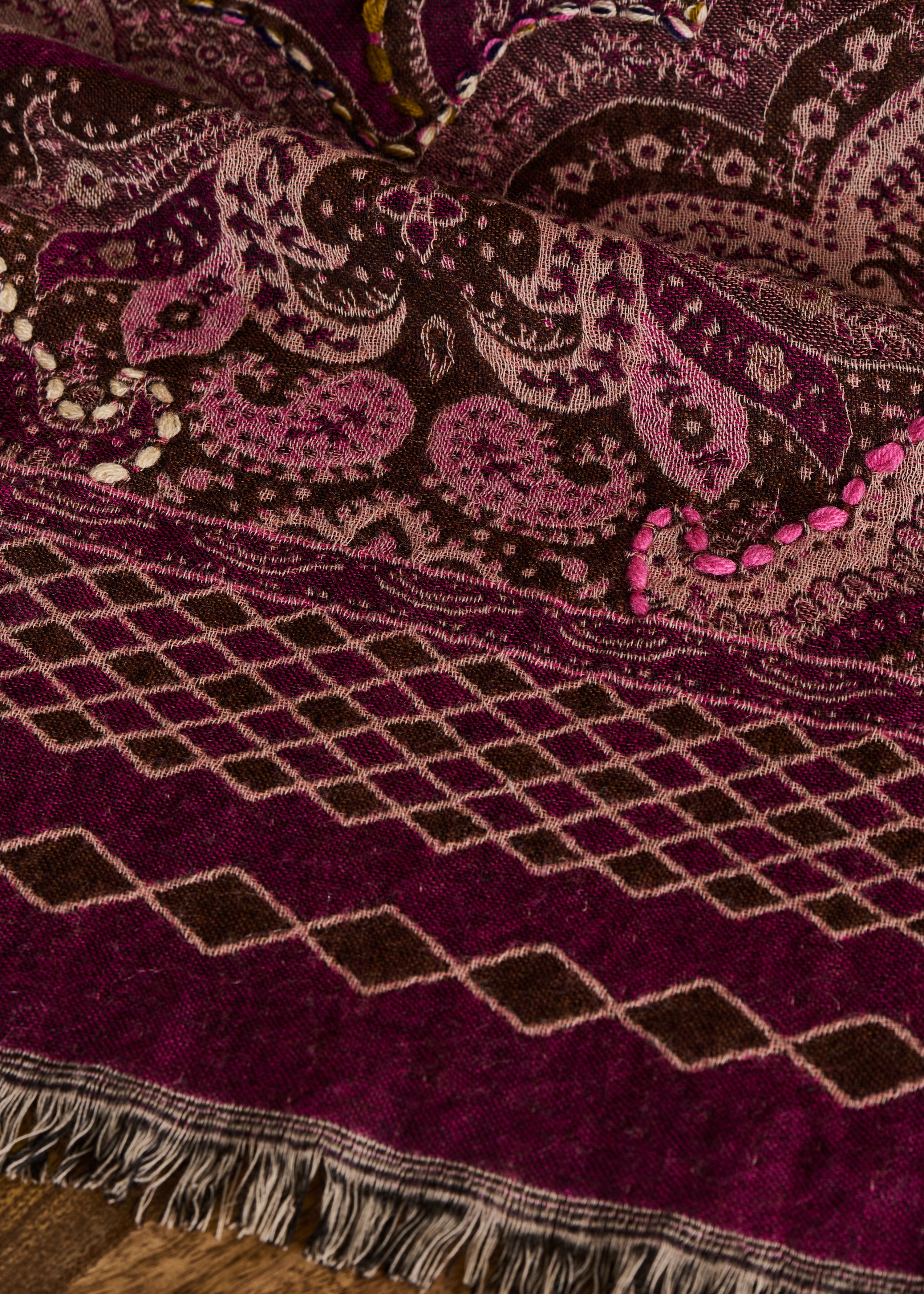 Bufanda marrón de lana bordada