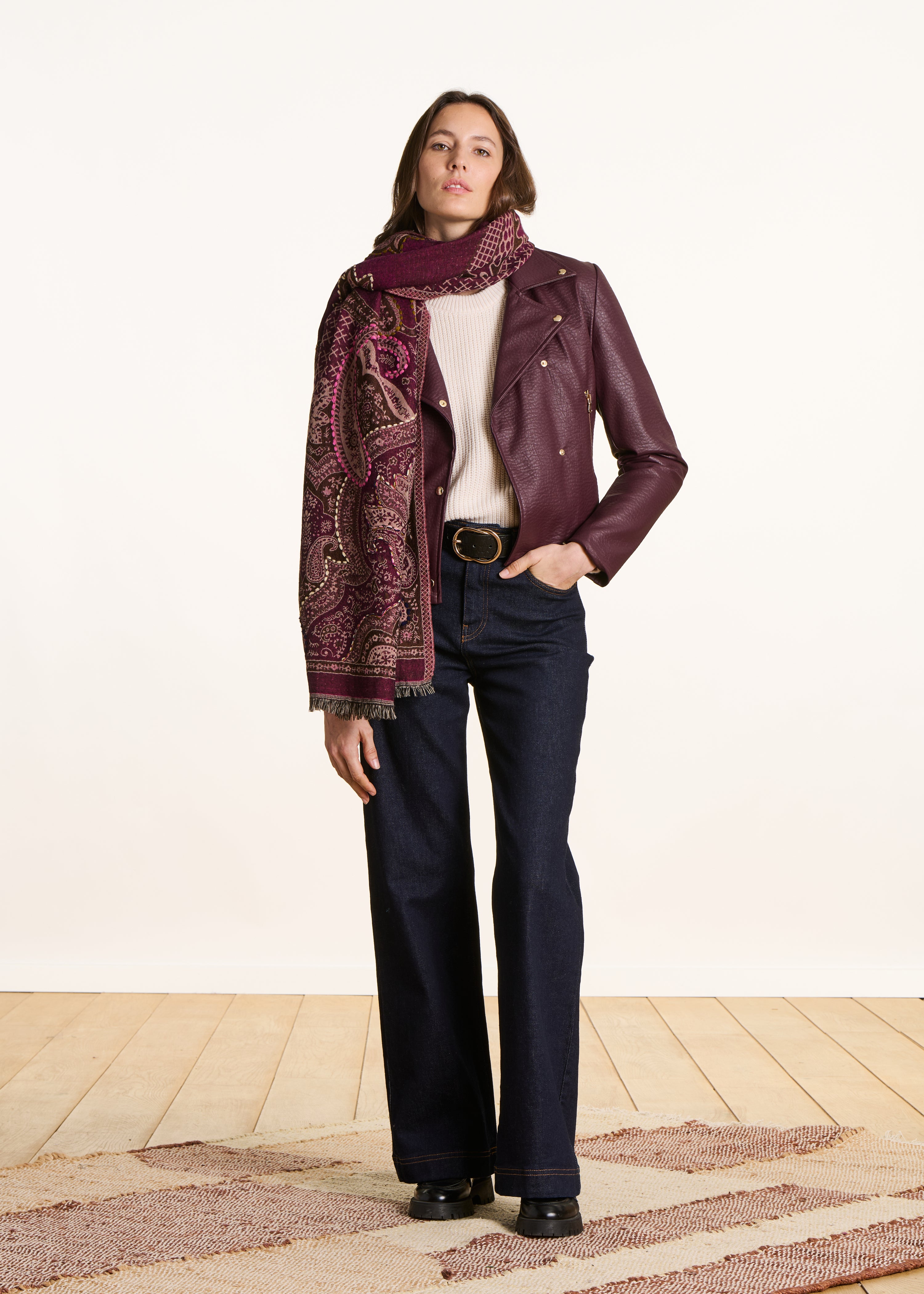 Bufanda marrón de lana bordada