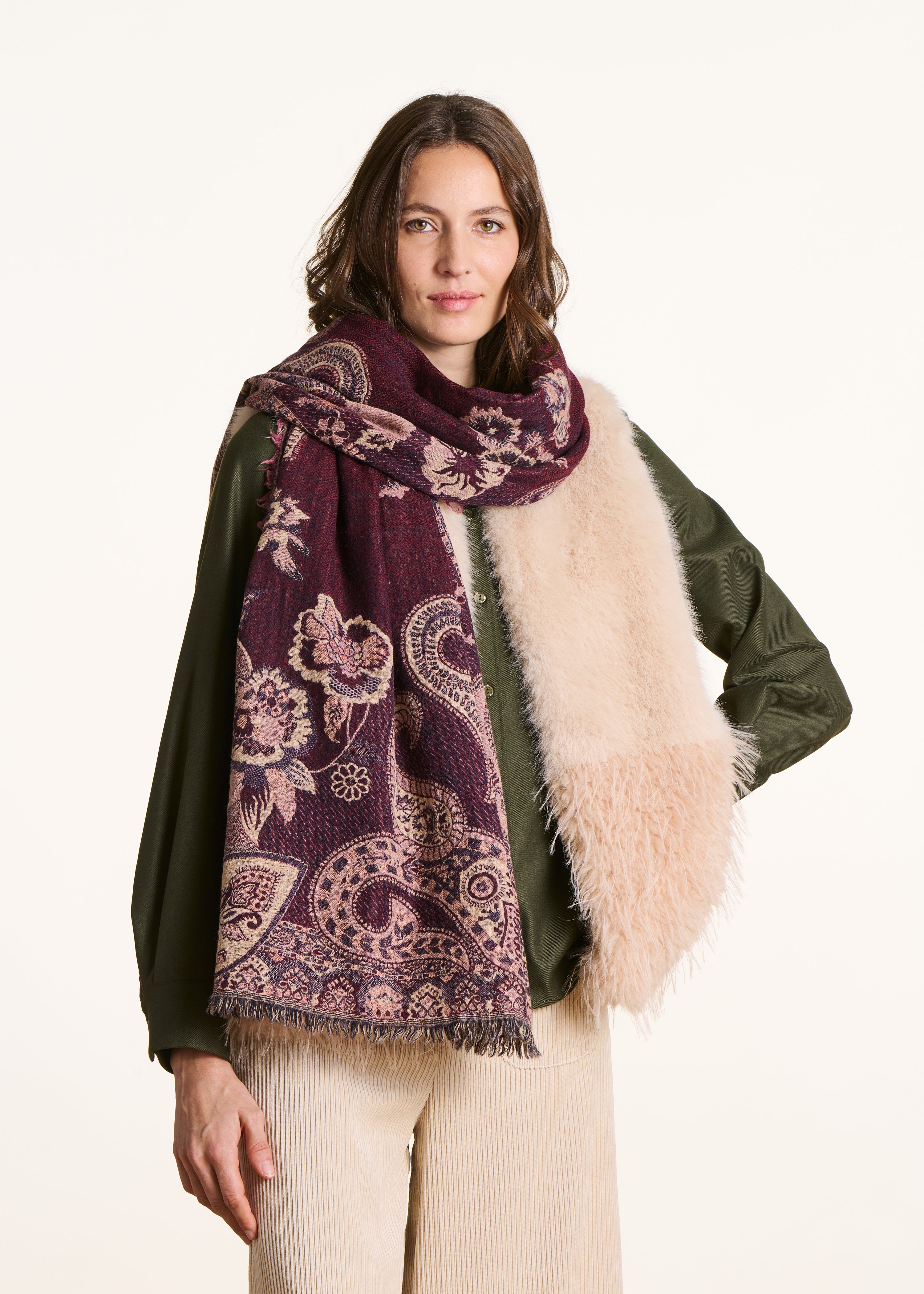 Écharpe bordeaux en laine brodée