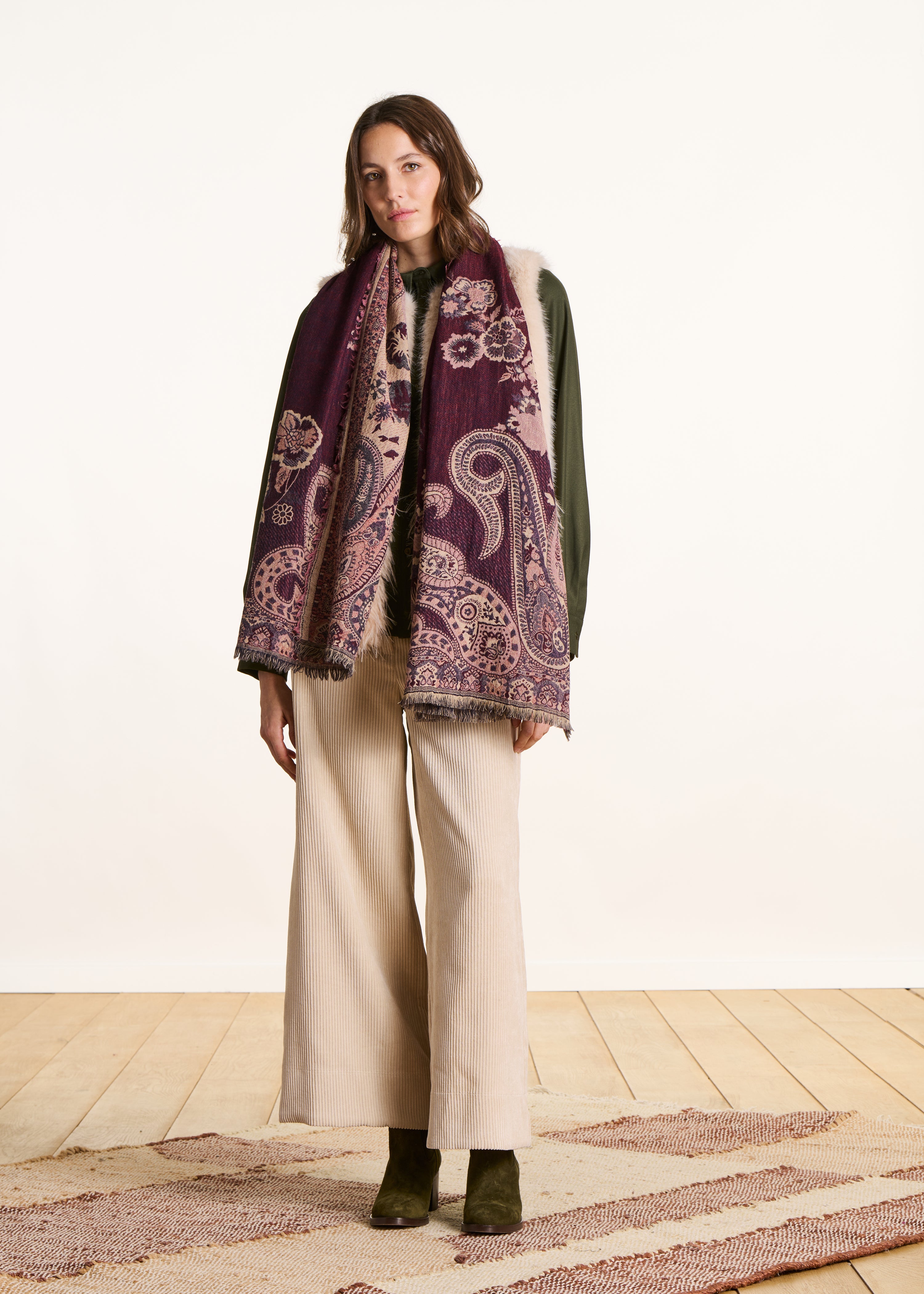 Bufanda burdeos de lana bordada