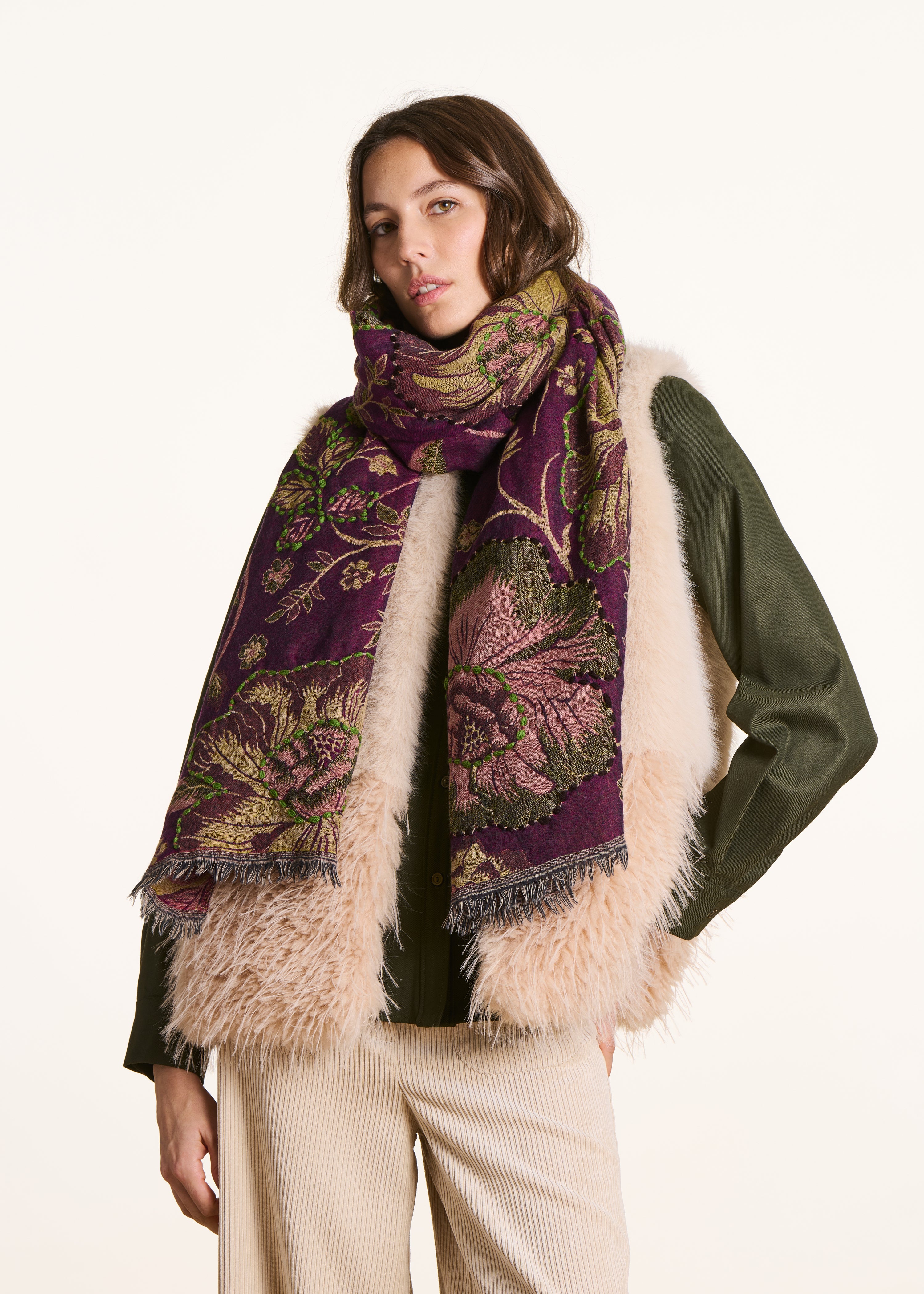 Écharpe violette en laine brodée