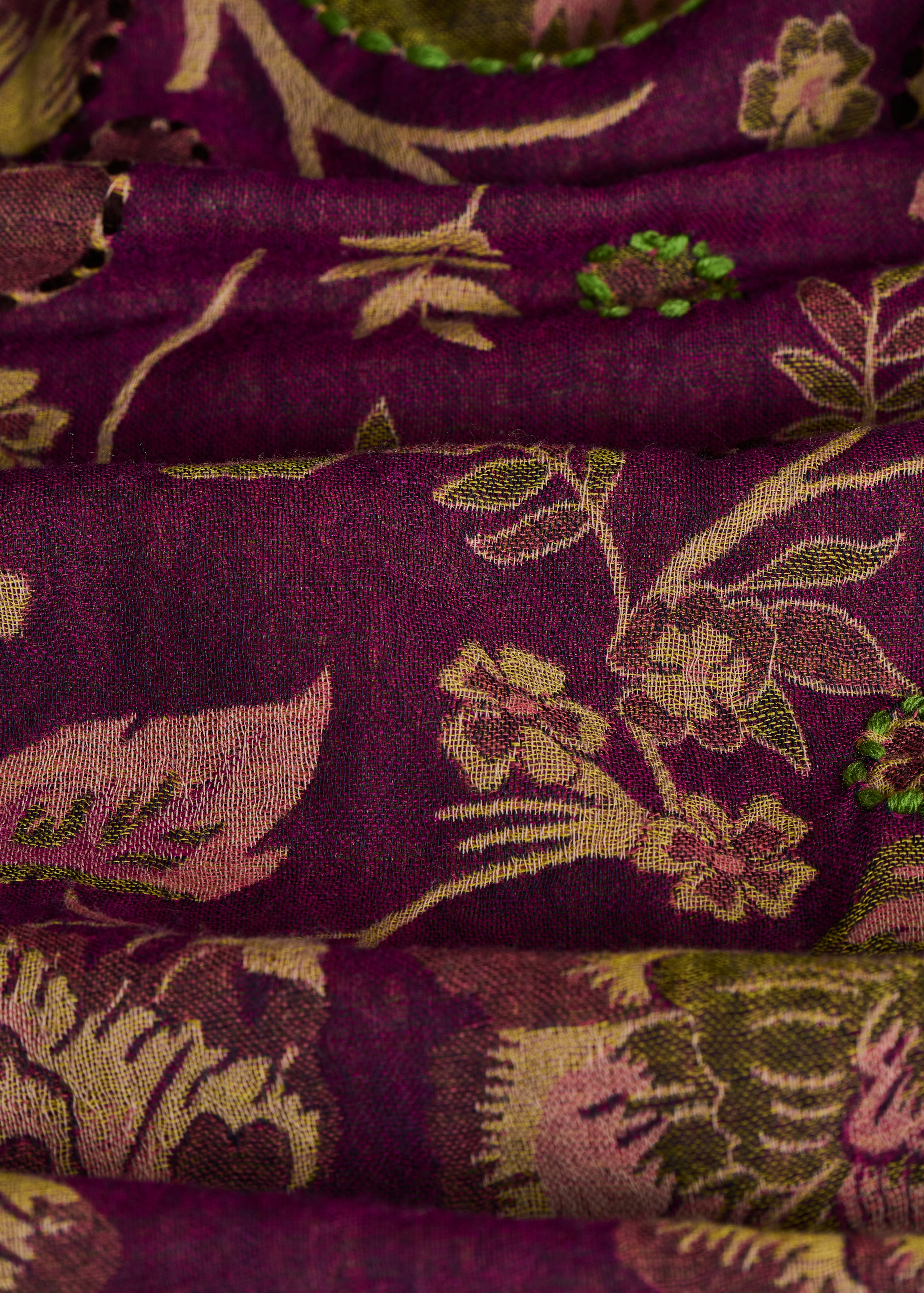 Sciarpa viola in lana ricamata