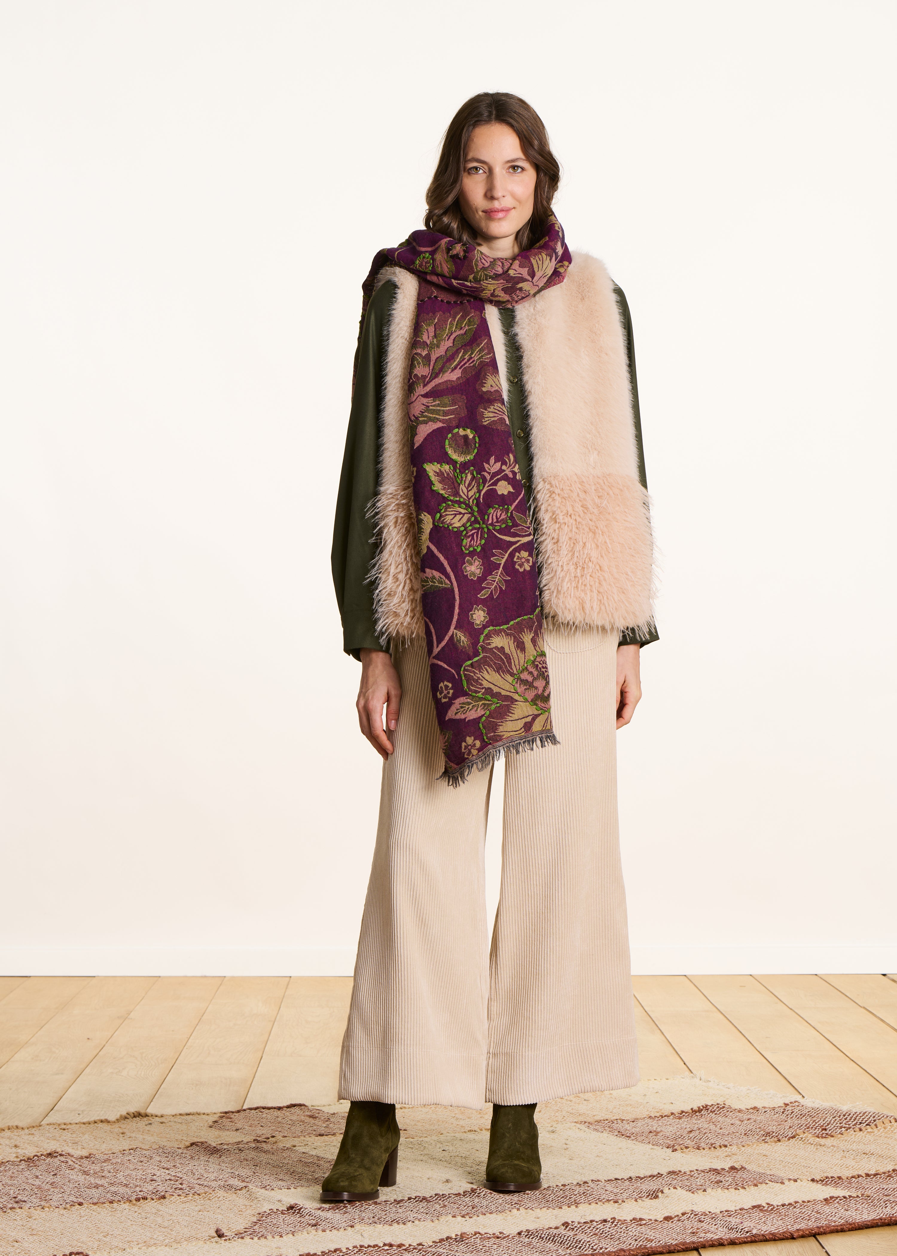 Sciarpa viola in lana ricamata