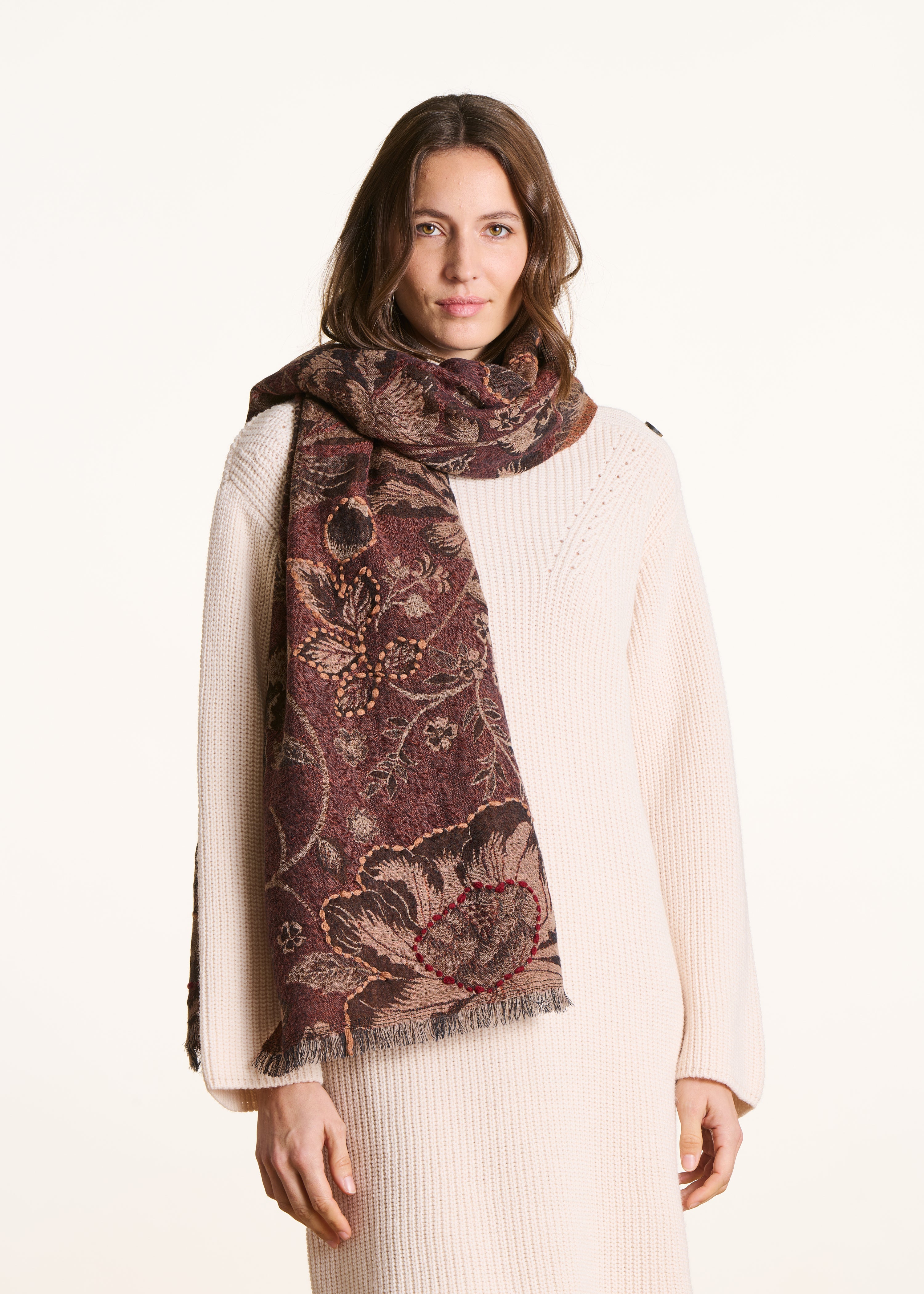 Écharpe rouge en laine brodée