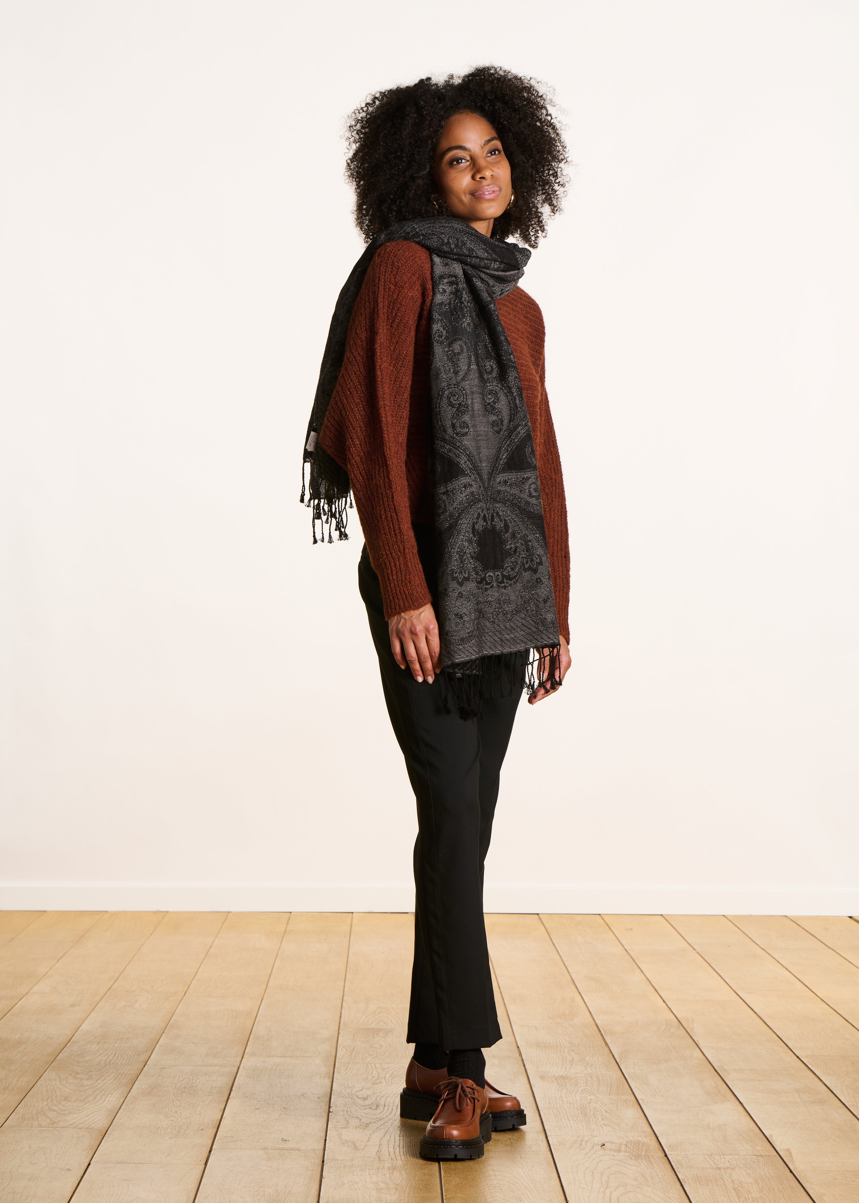 Black scarf with woven pattern in cotton and wool