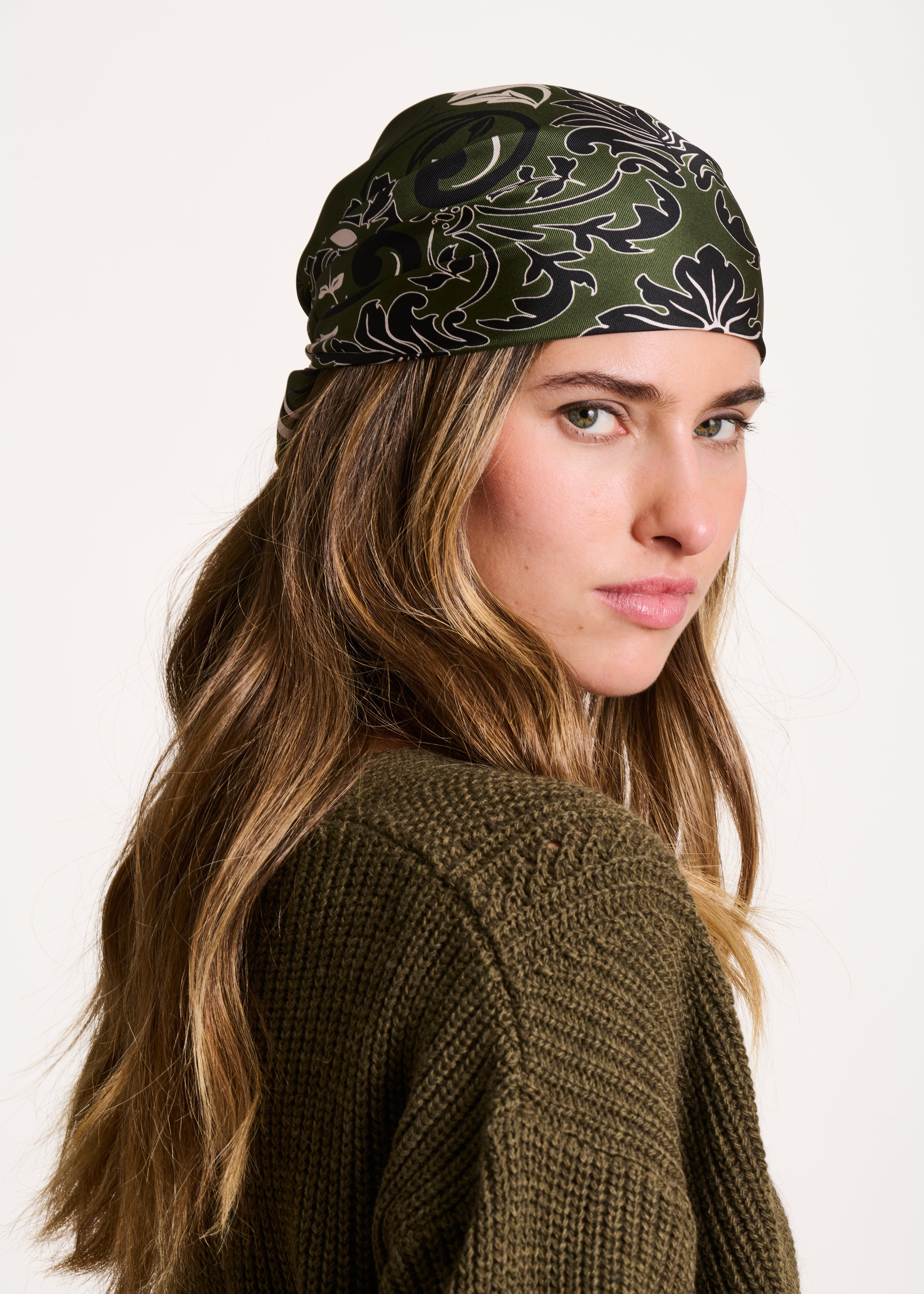 Carré de soie à imprimé bandana kaki