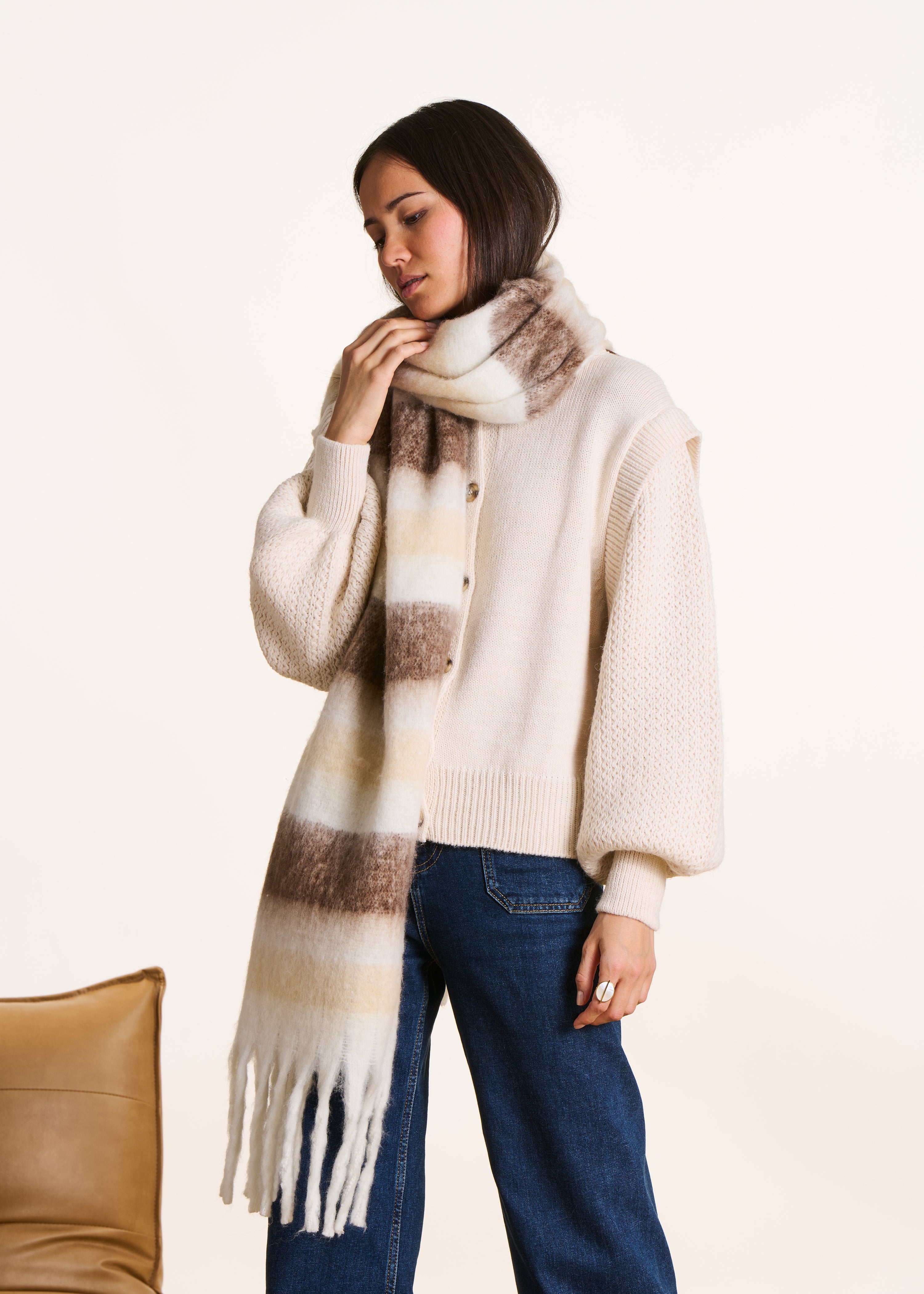 Écharpe écrue à larges rayures