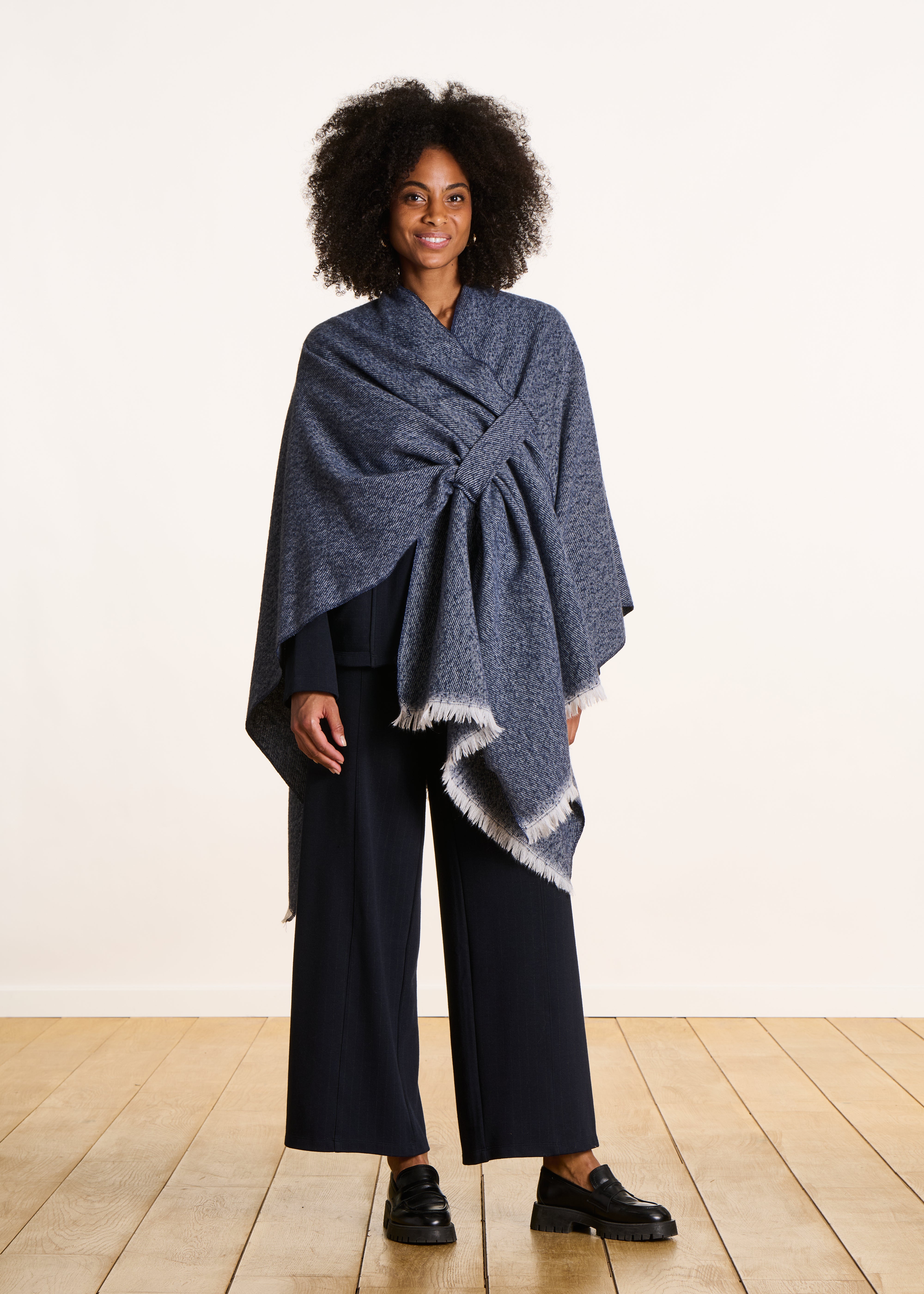 Blauer Denim-Poncho mit Fransen