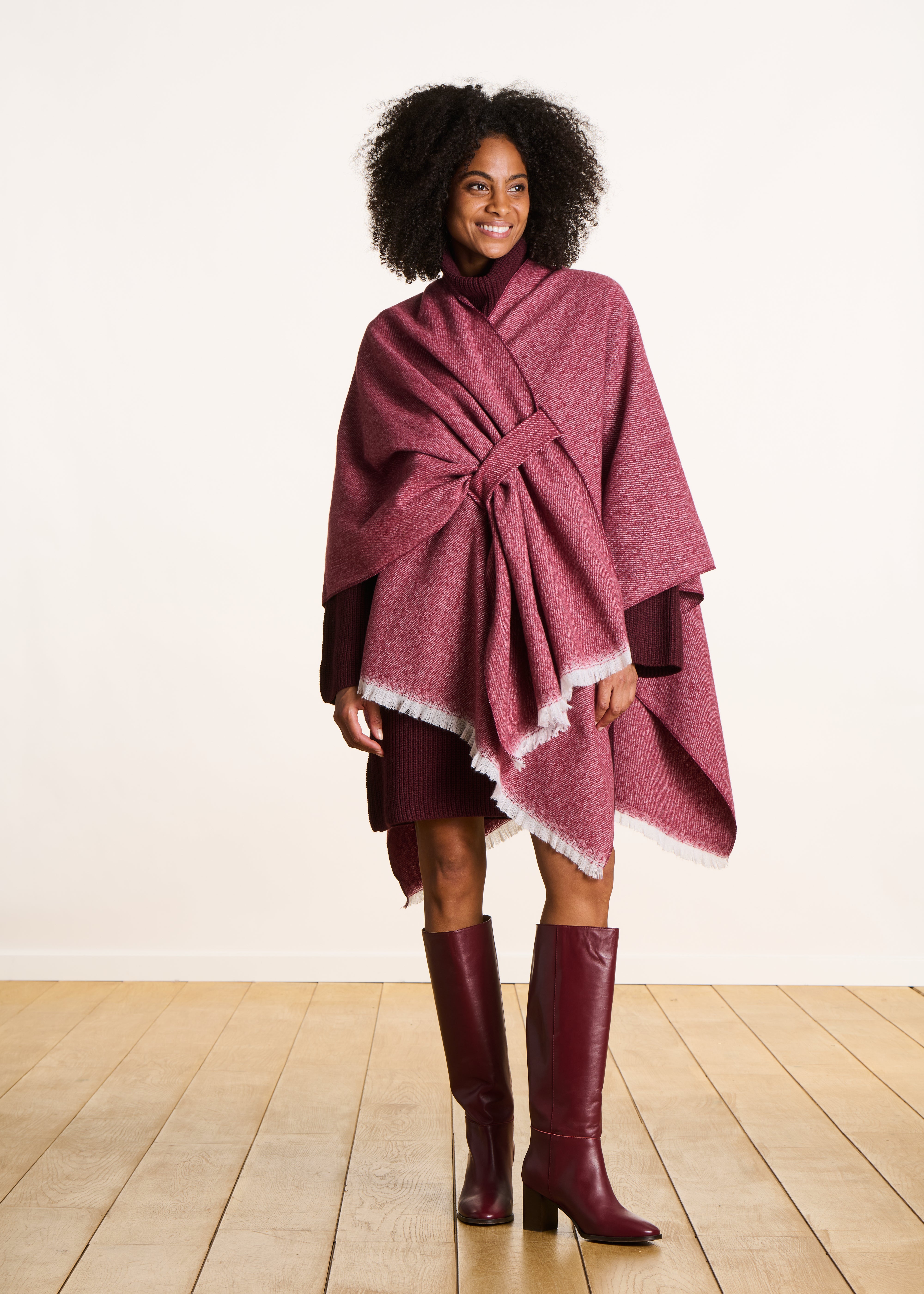 Roter Poncho mit Fransen