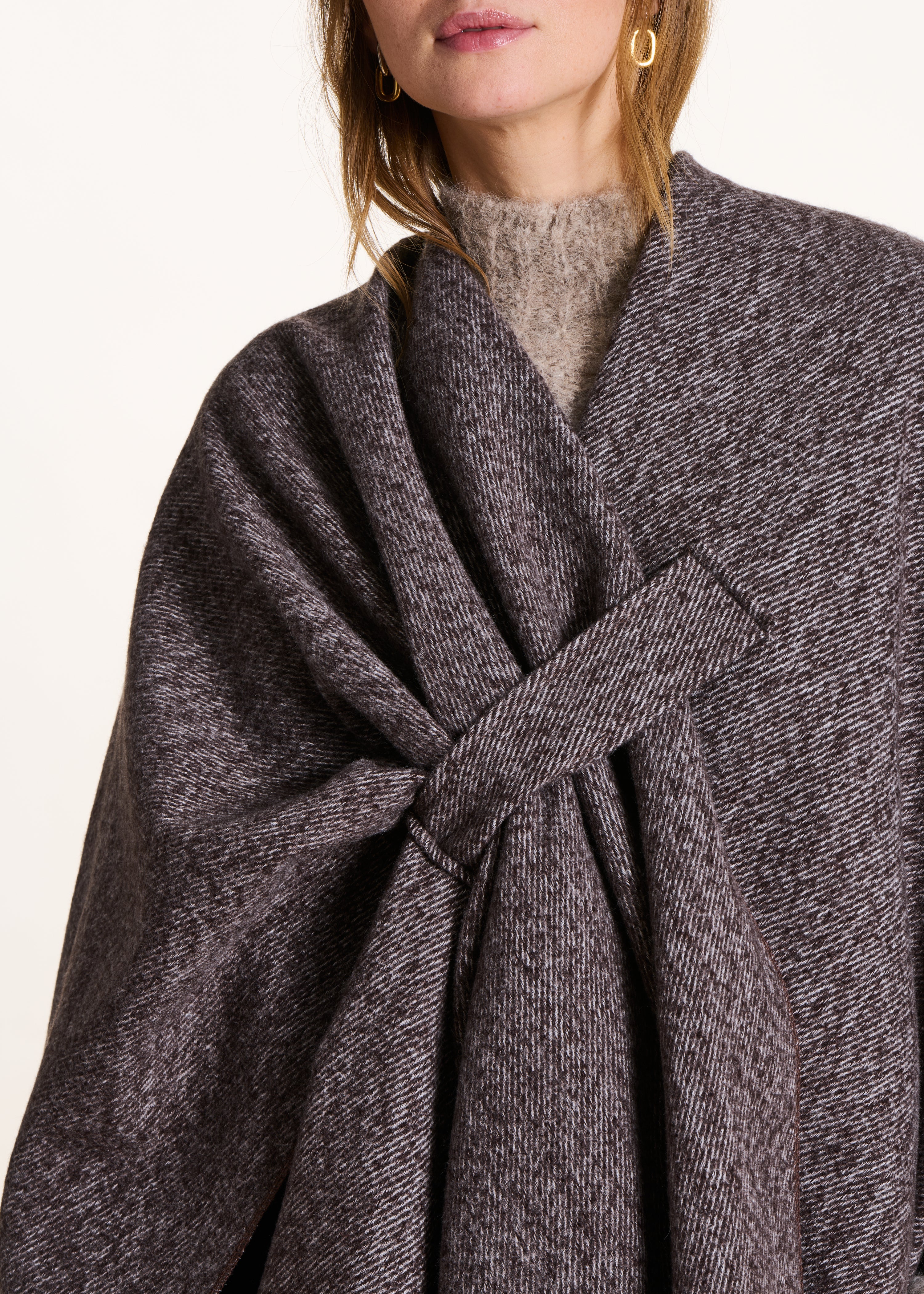Poncho taupe con frange