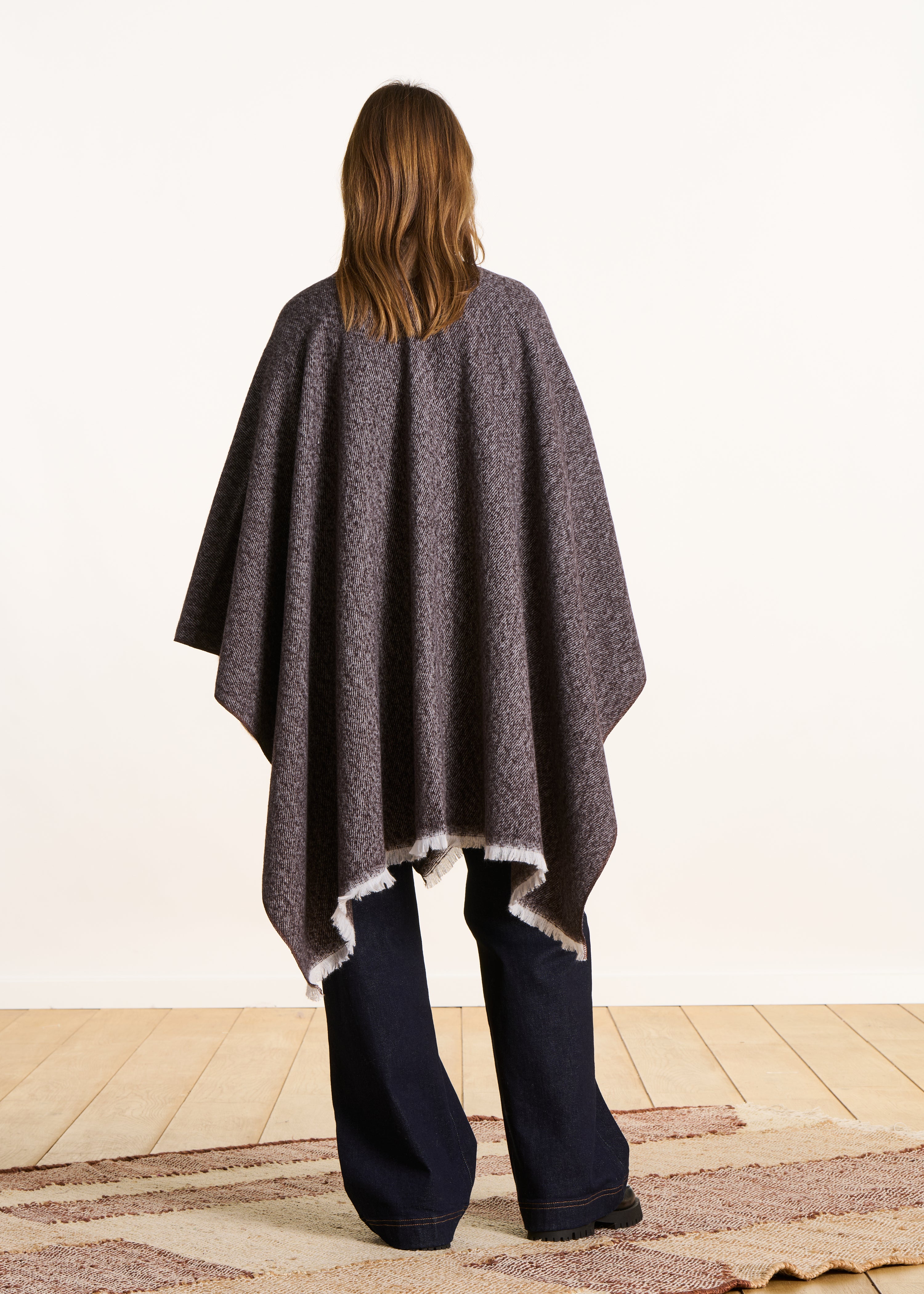 Poncho taupe con frange