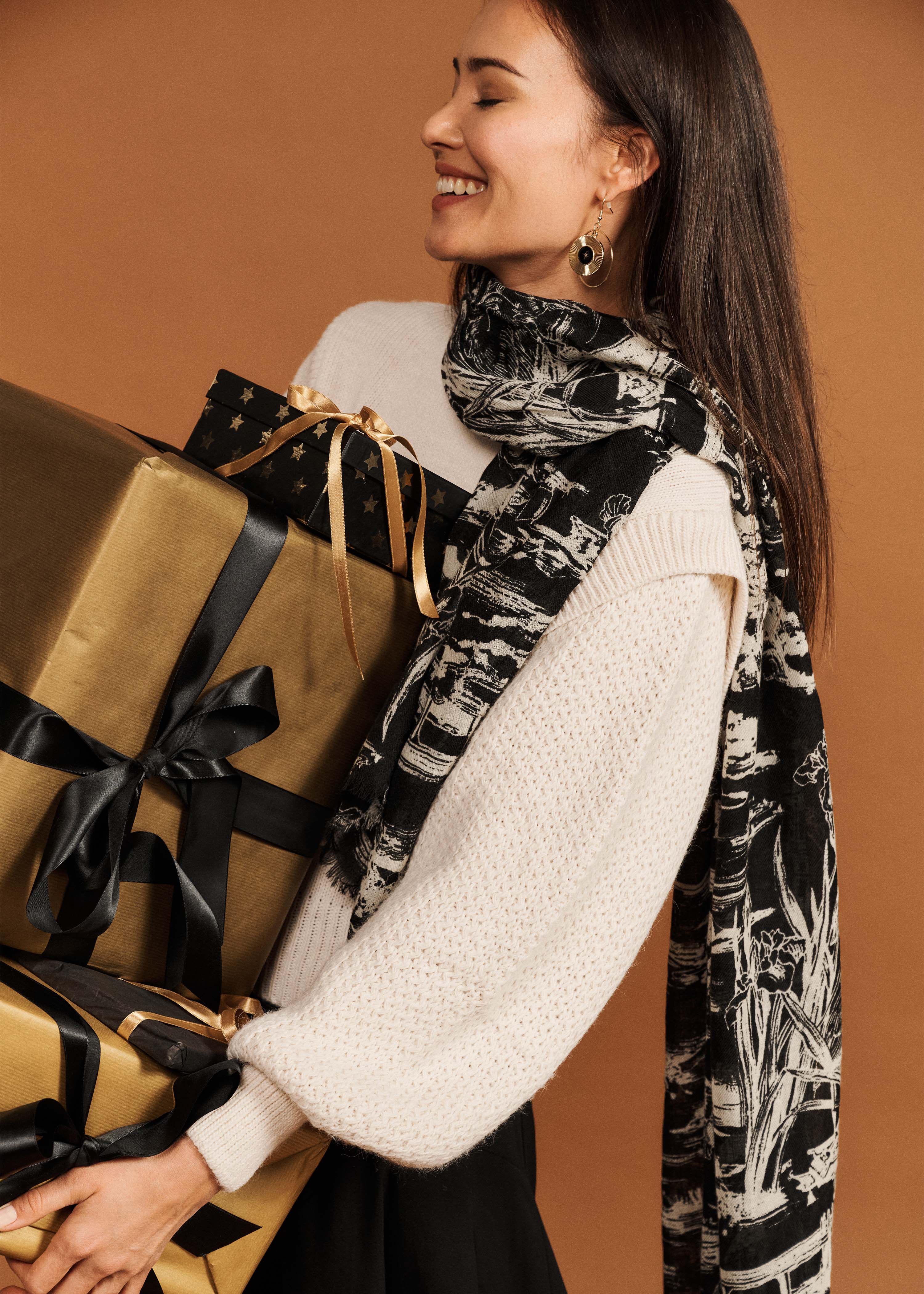 Bufanda negra con estampado de lana