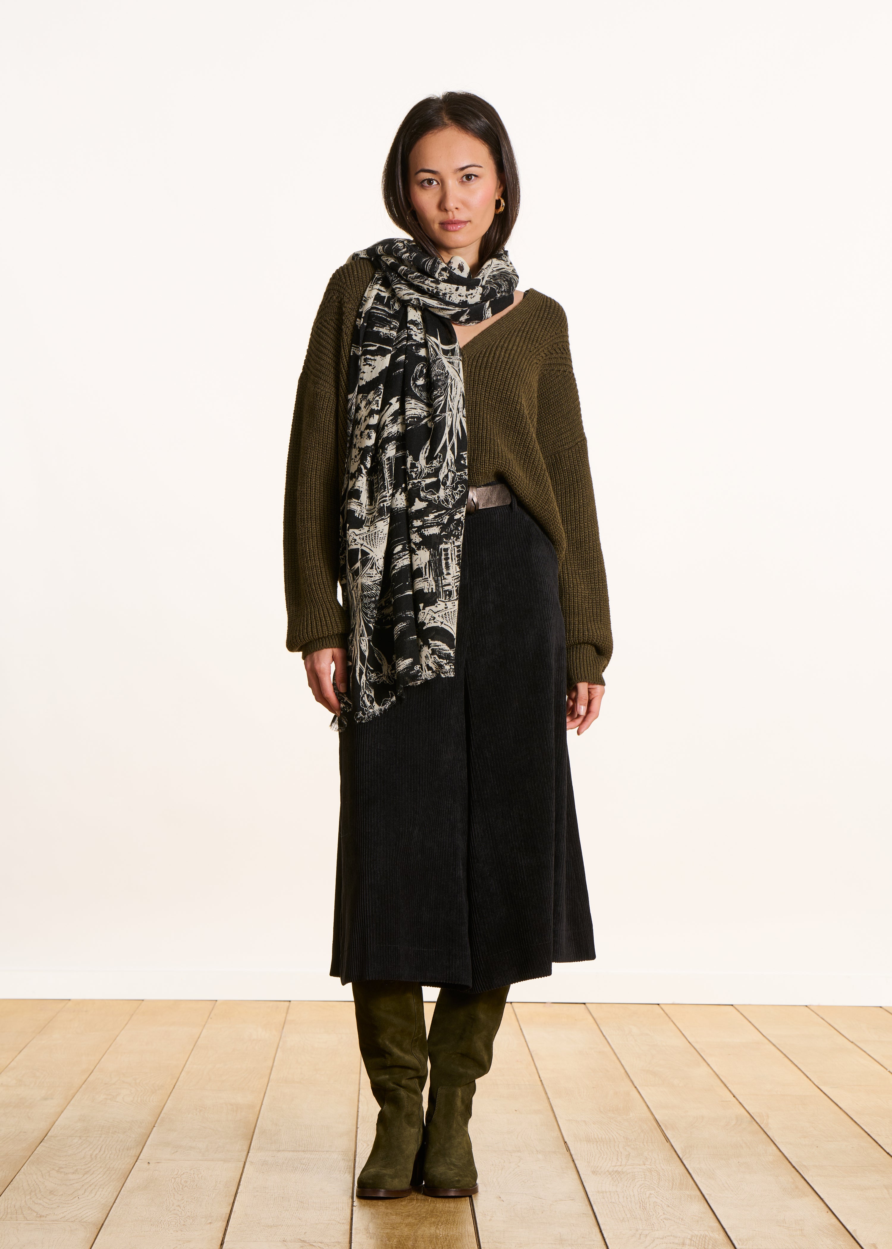 Écharpe noire à imprimé en laine