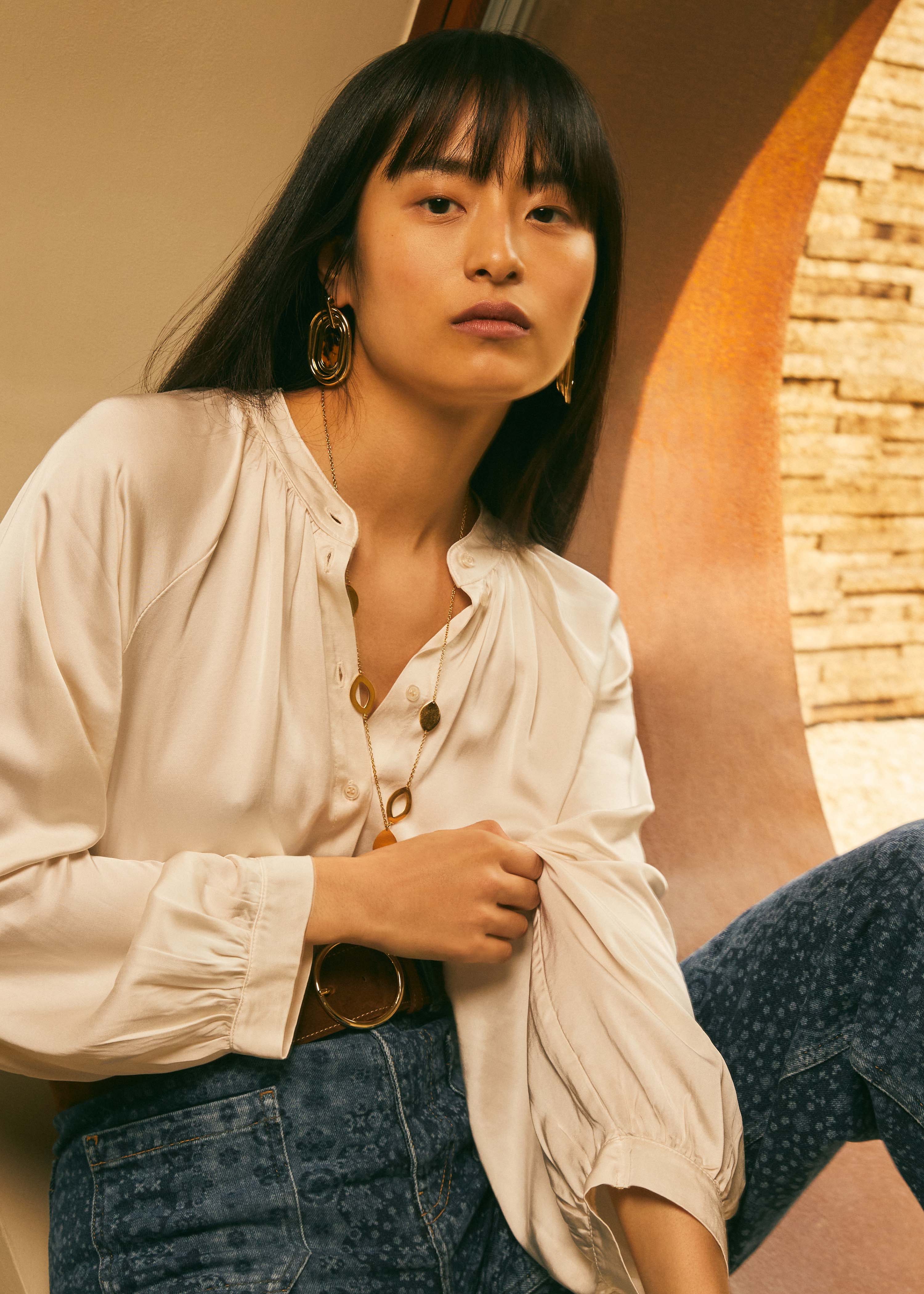 Chemise ample blanc cassé en satin à col rond