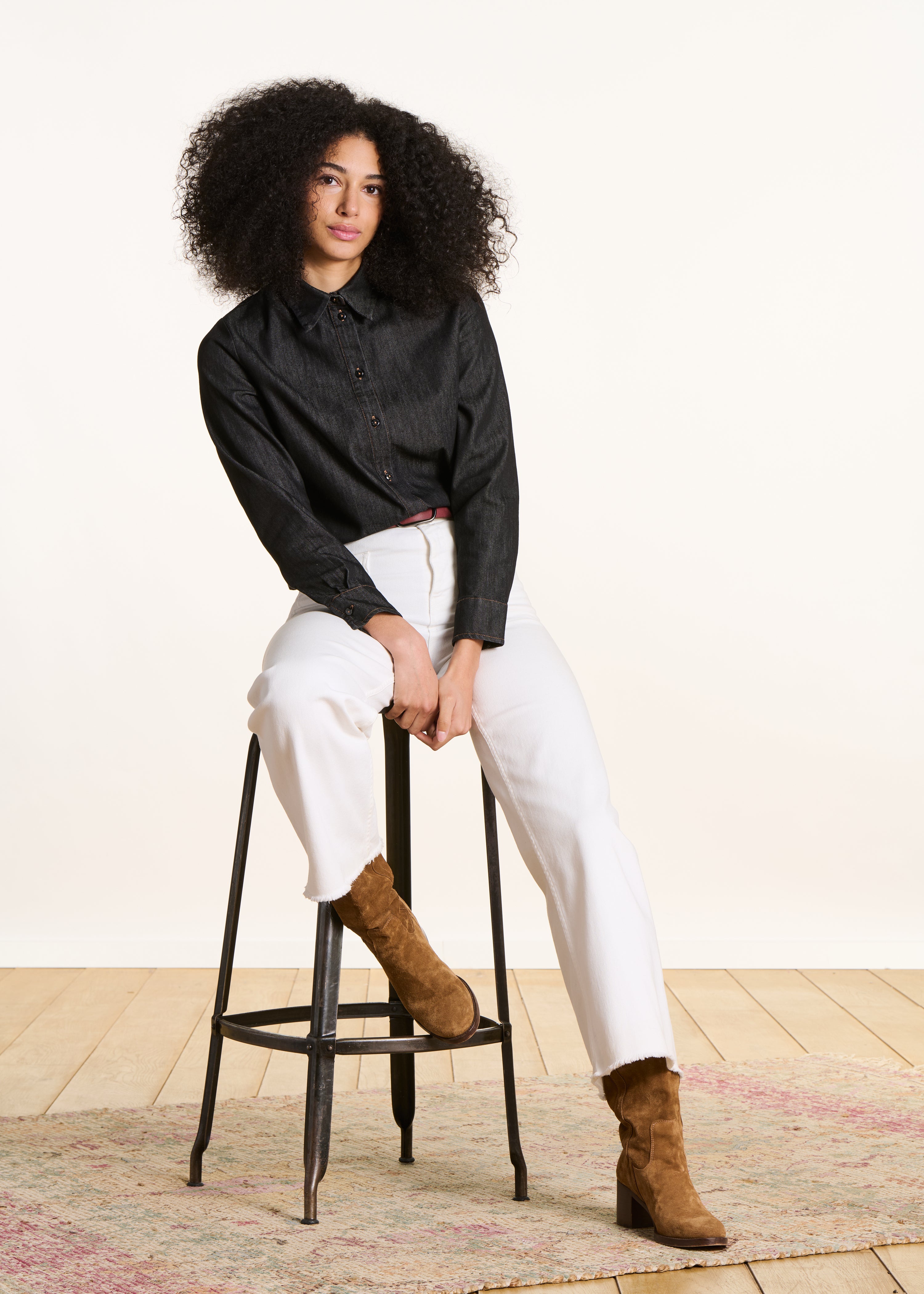 Chemise noire en jean dos plissé