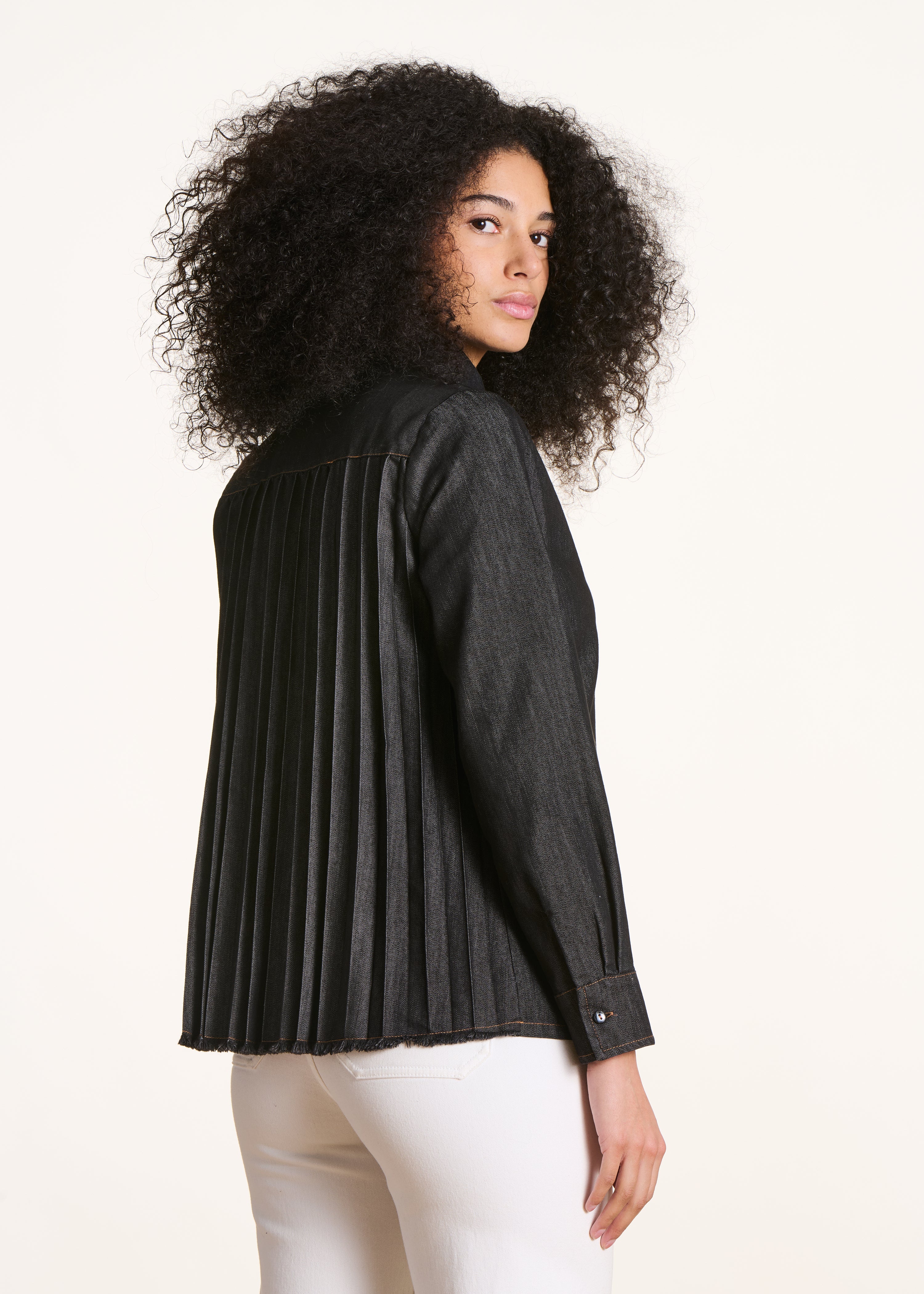 Camisa negra de jean con espalda plisada