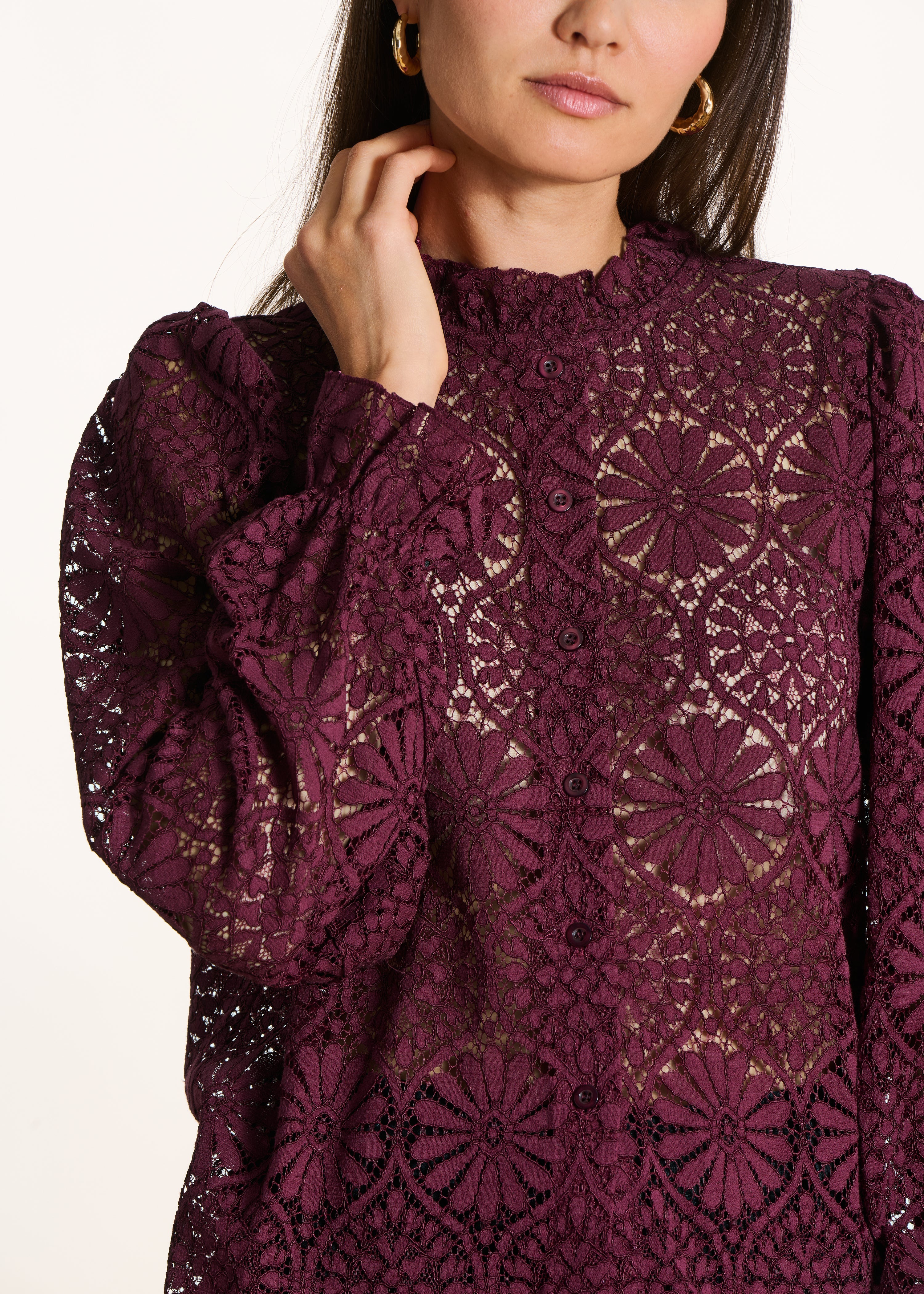 Chemise bordeaux en dentelle avec col montant