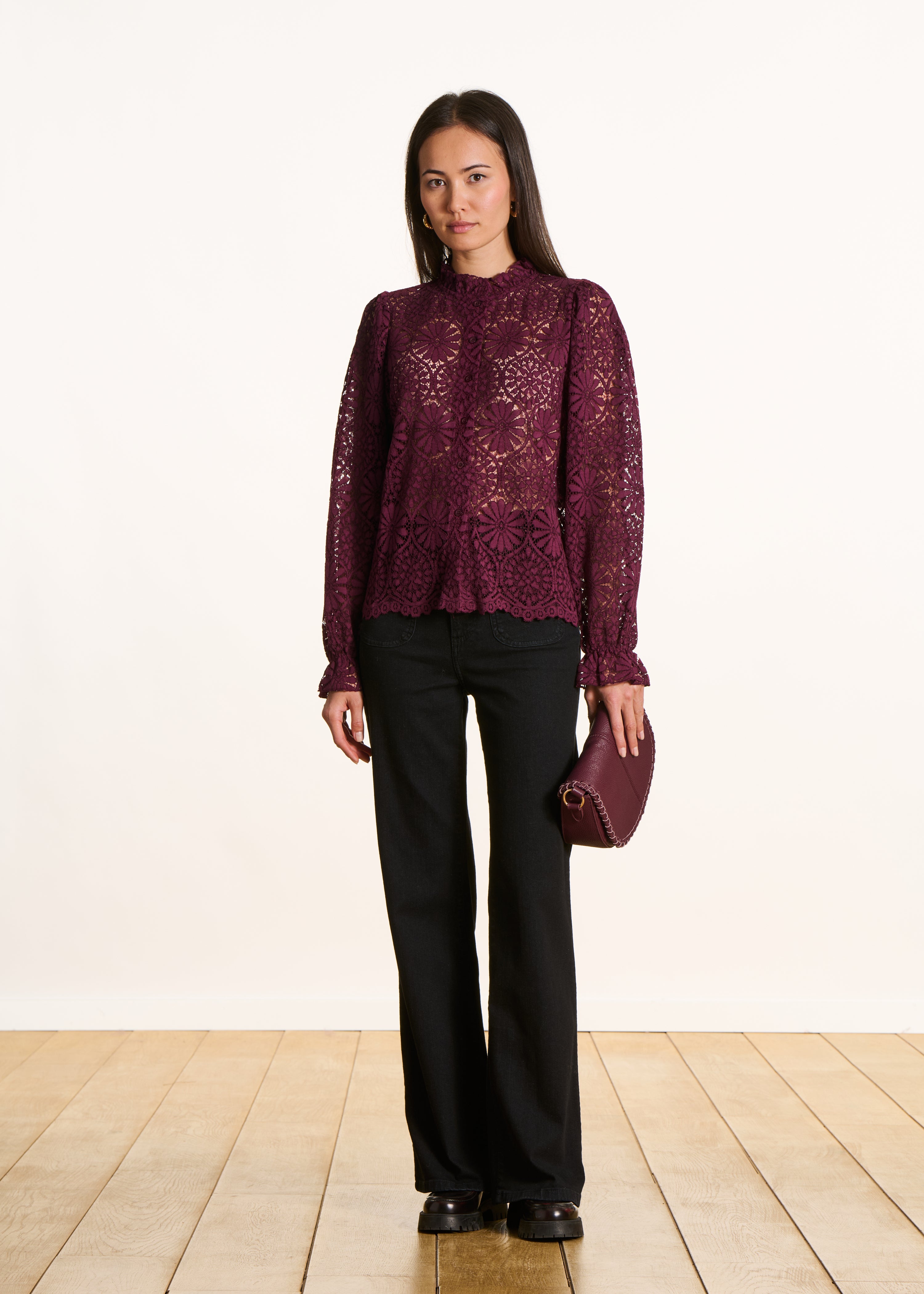 Chemise bordeaux en dentelle avec col montant