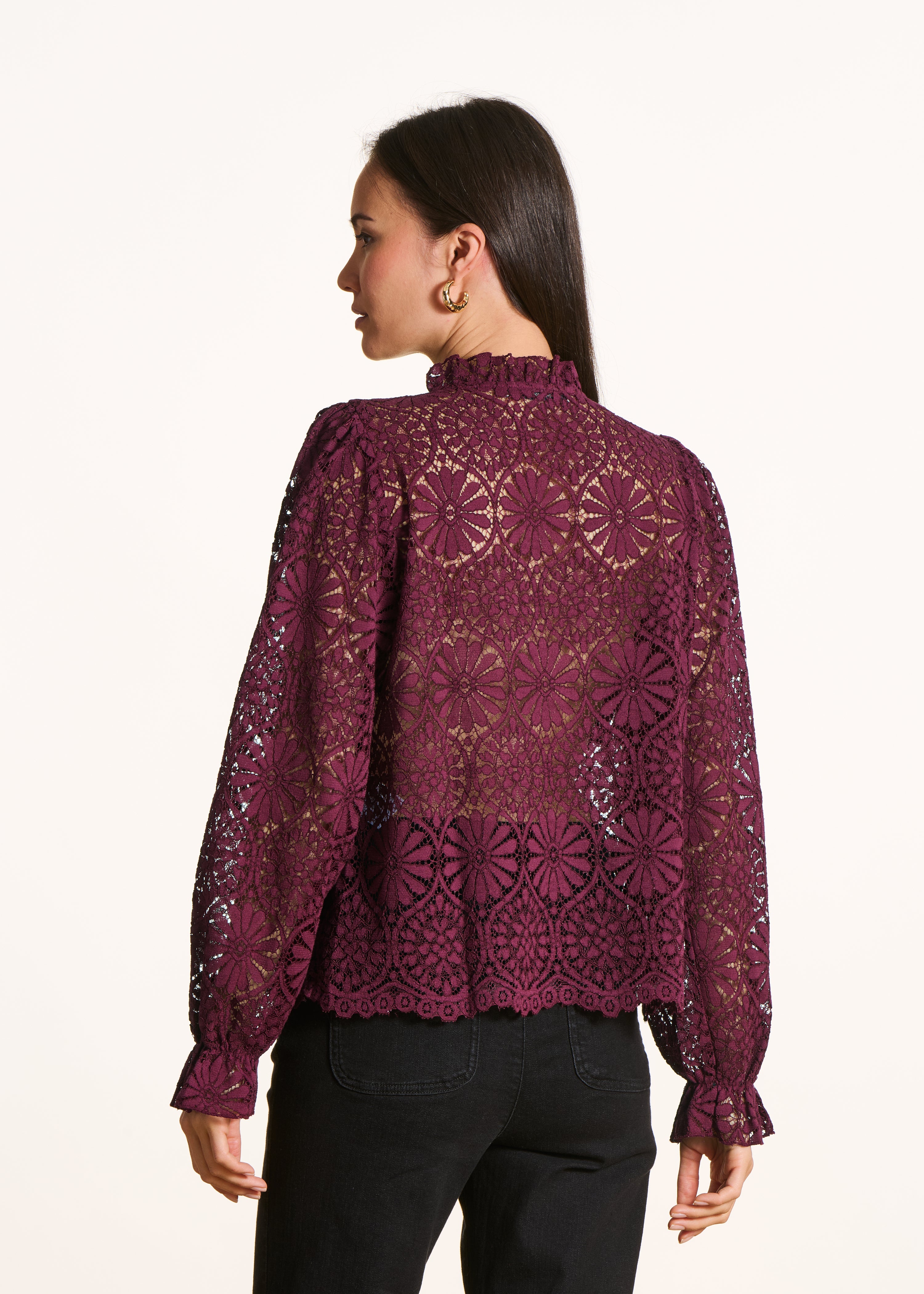 Chemise bordeaux en dentelle avec col montant