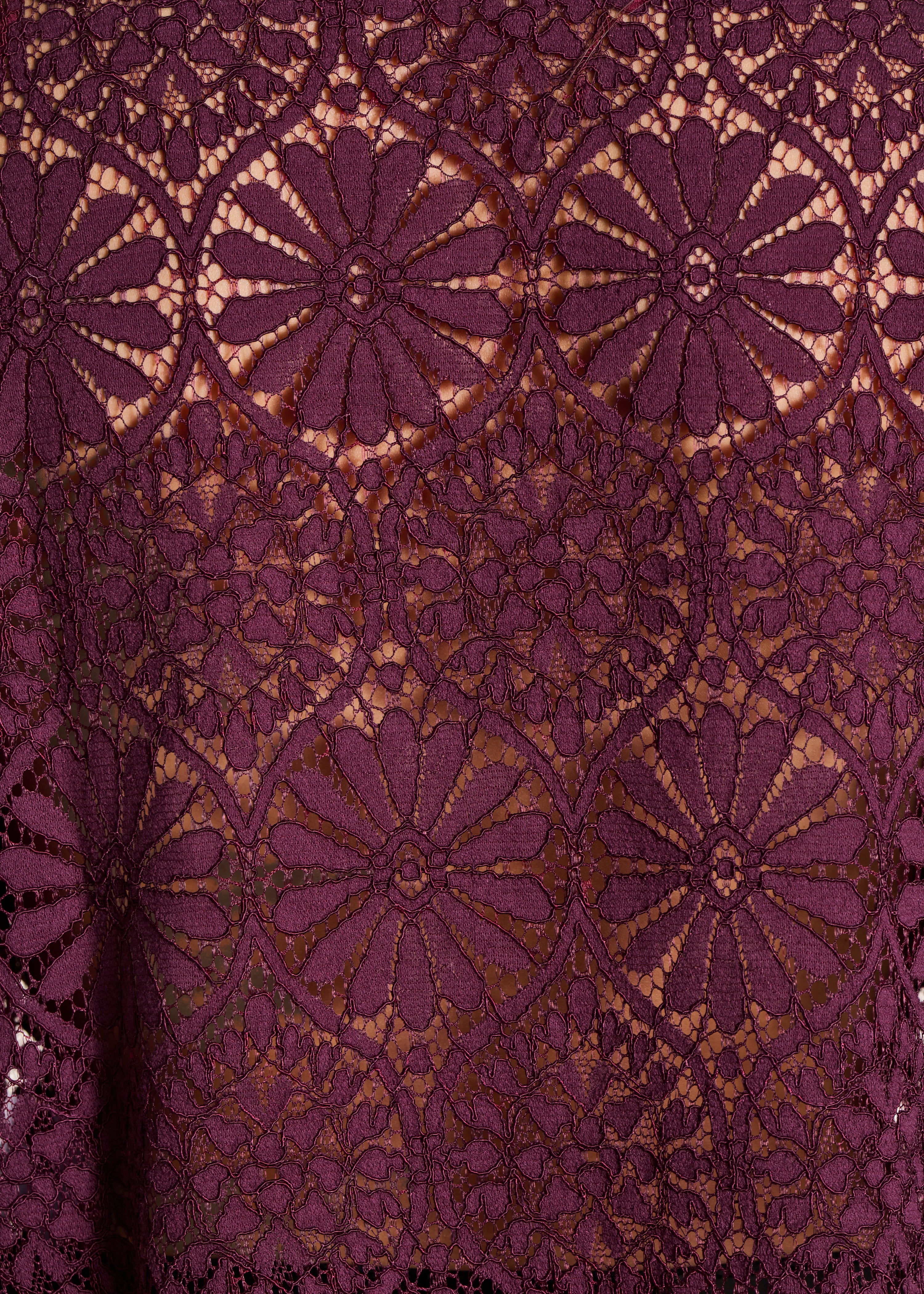 Chemise bordeaux en dentelle avec col montant