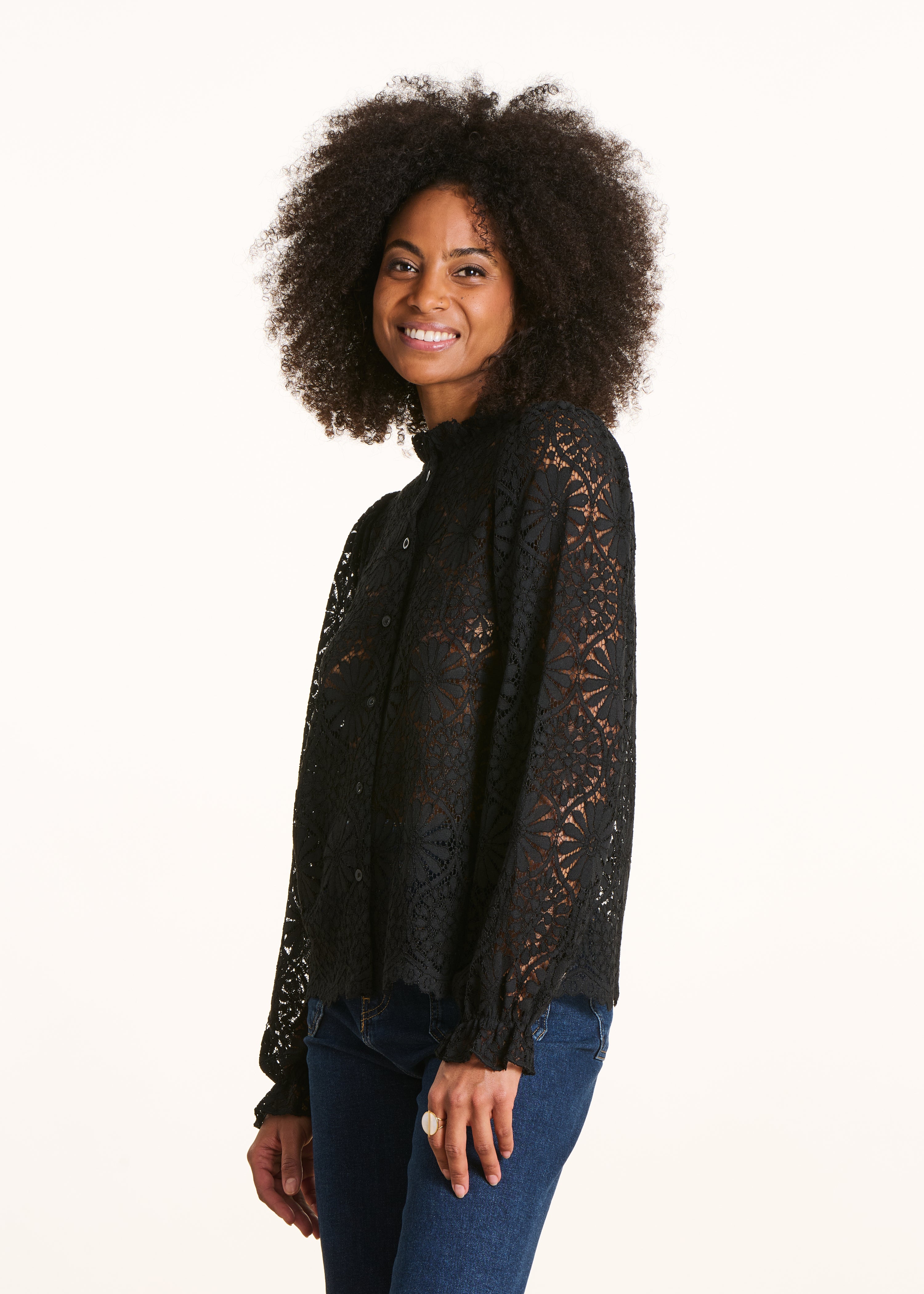 Chemise noire en dentelle avec col montant