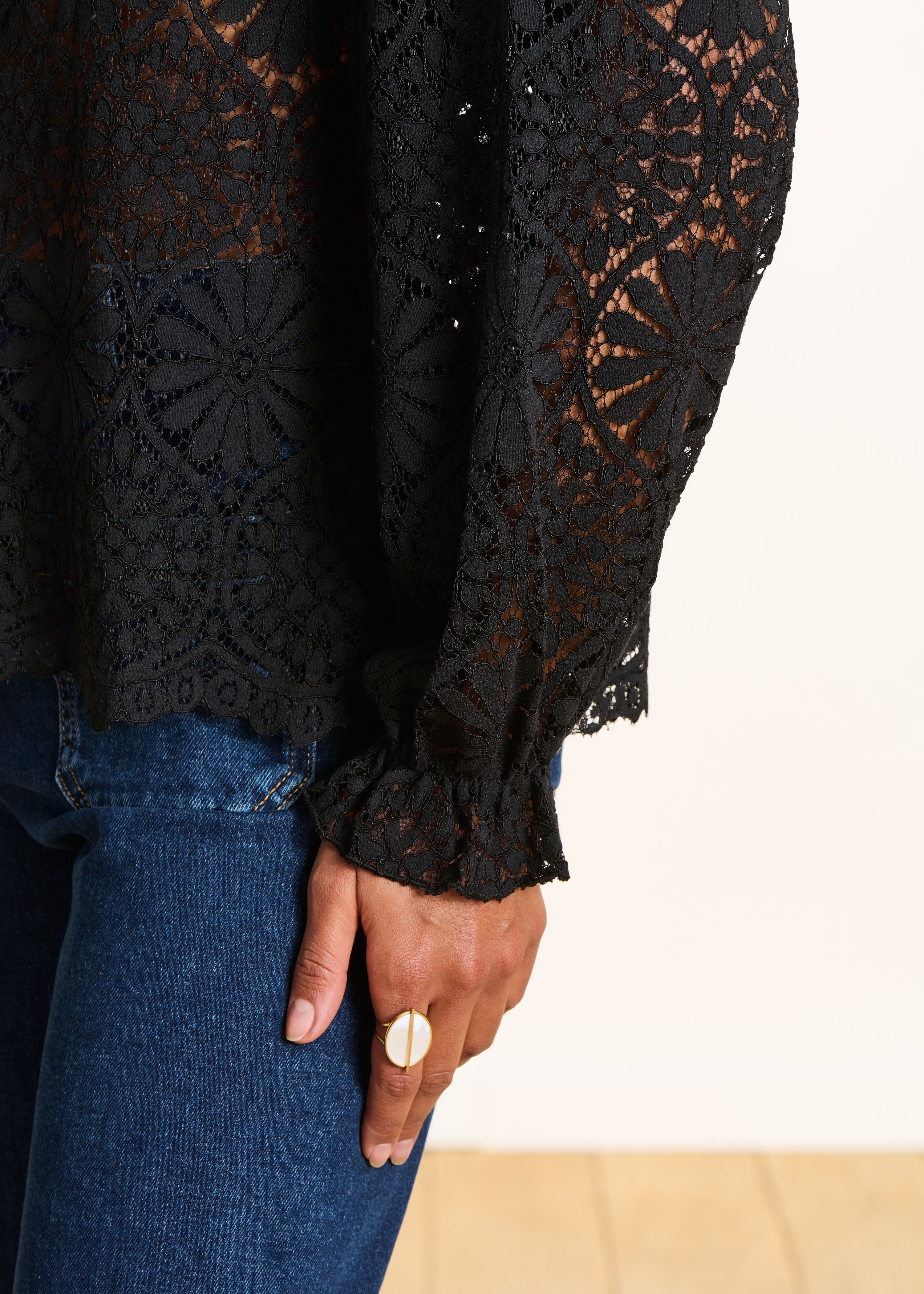 Chemise noire en dentelle avec col montant