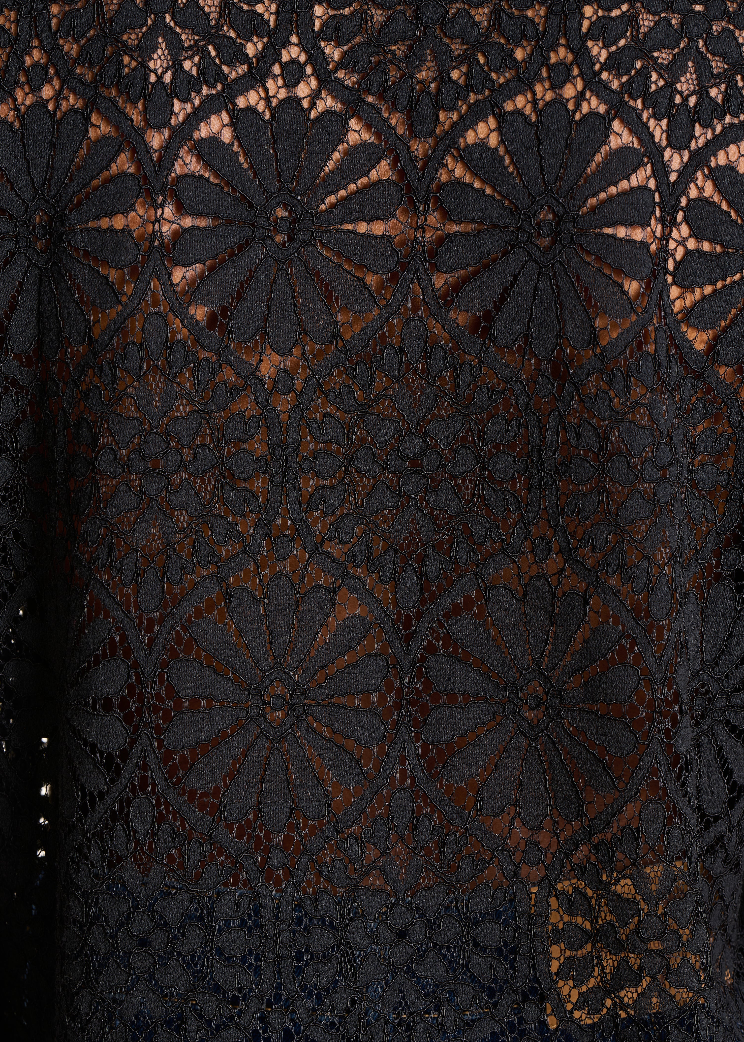 Chemise noire en dentelle avec col montant