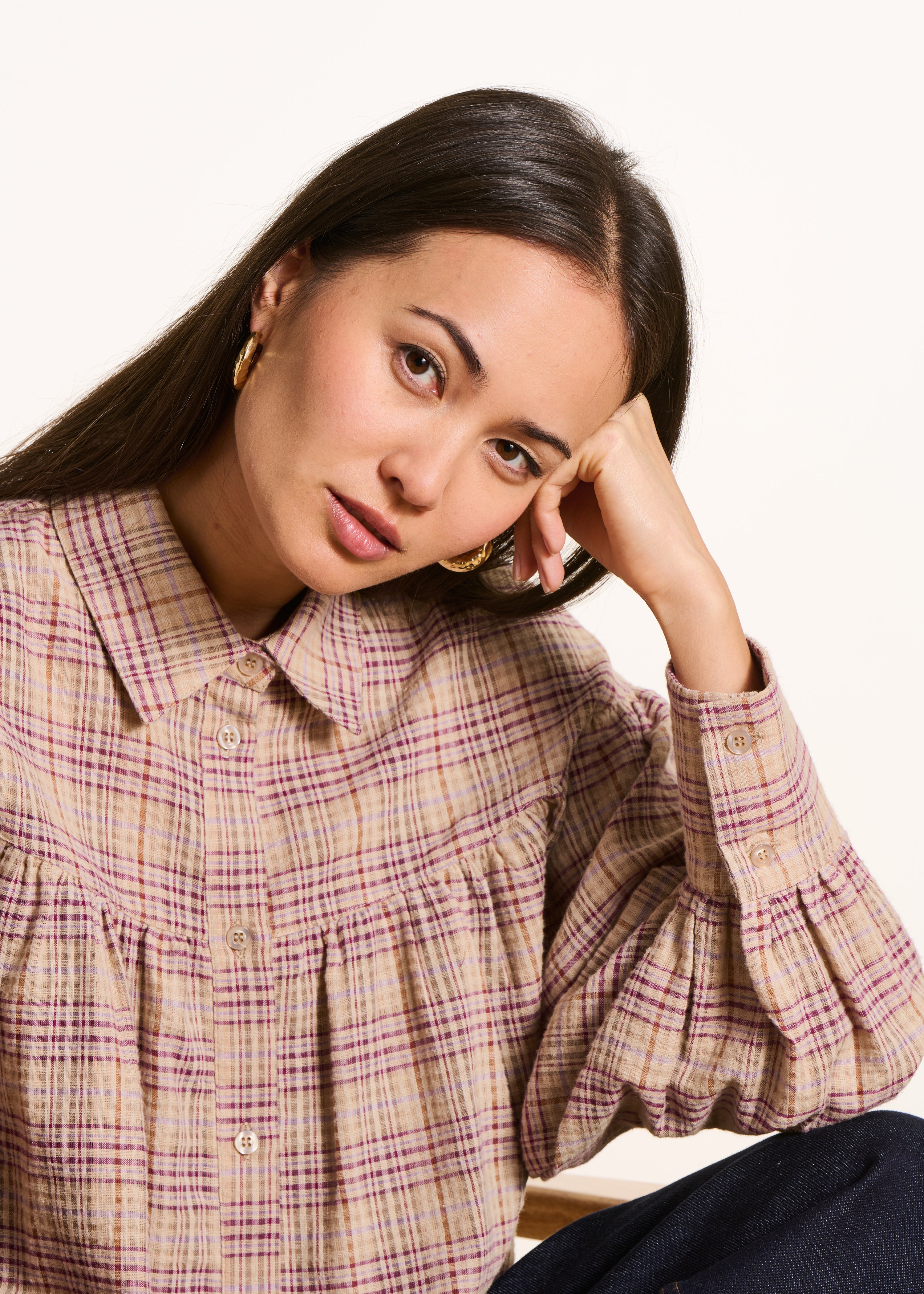 Chemise oversize beige et violet à carreaux