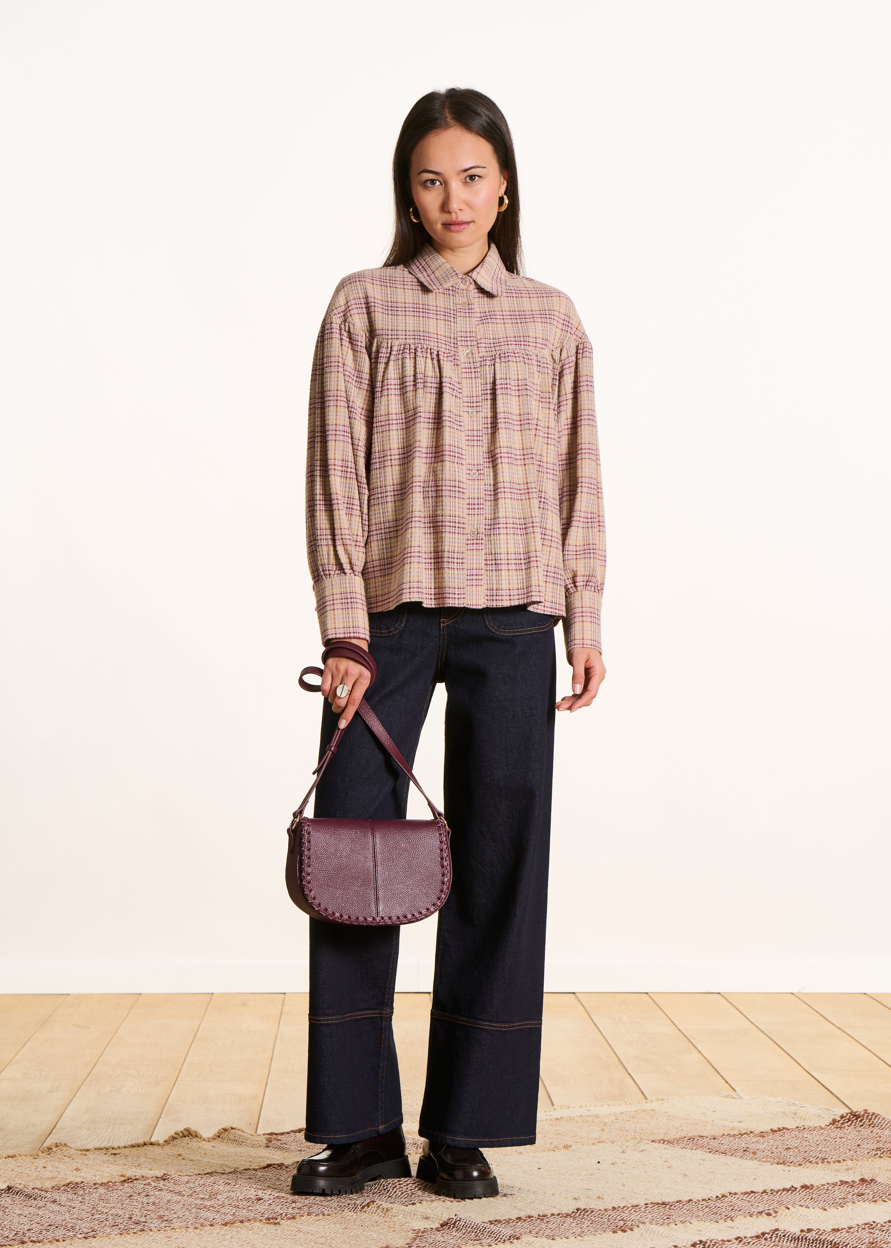 Chemise oversize beige et violet à carreaux