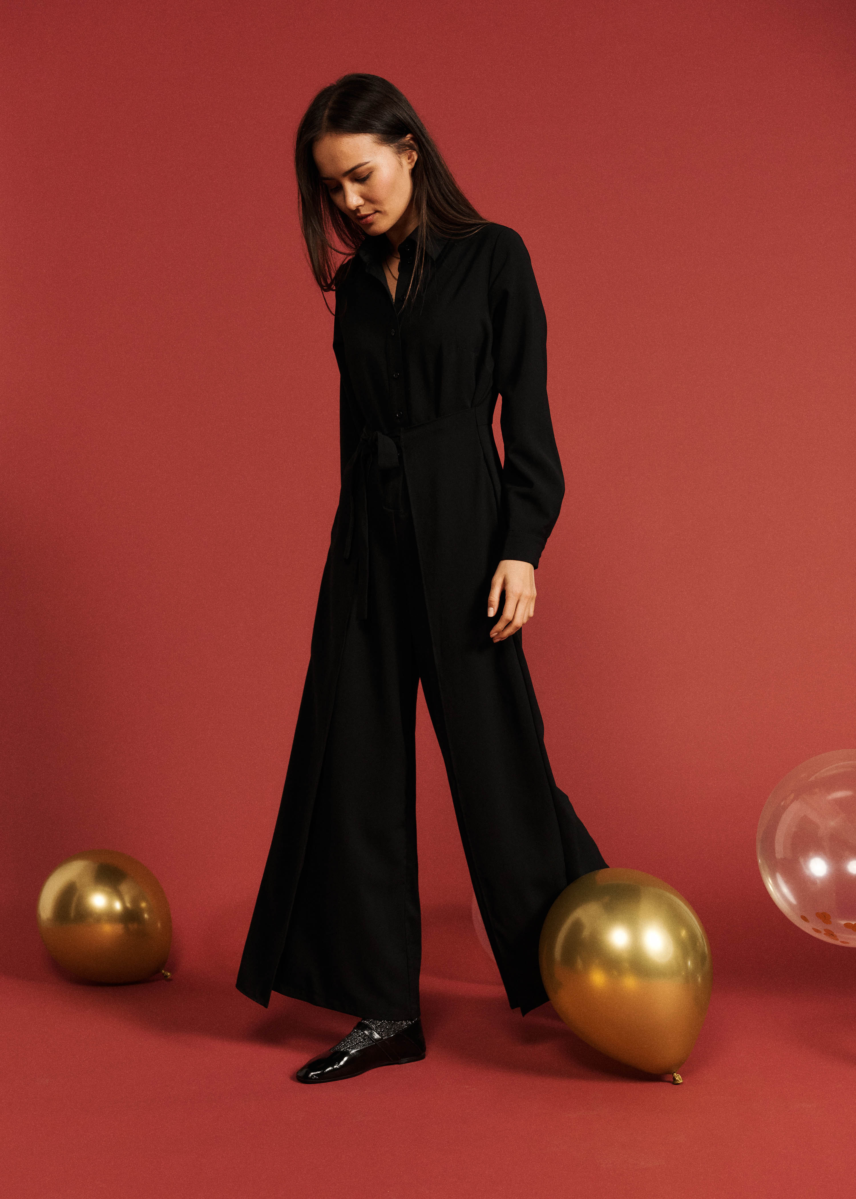 Combinaison noire à manches longues et col chemise