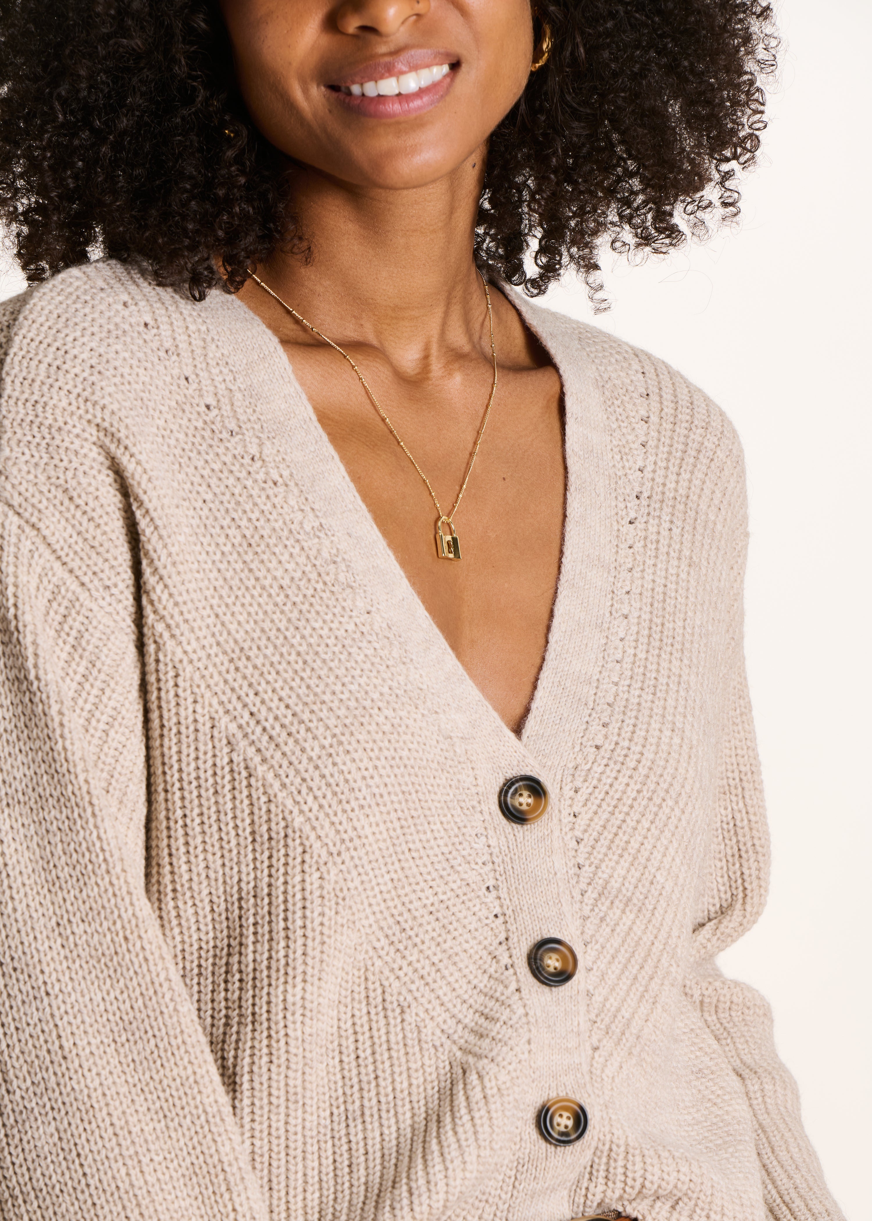 Gilet court beige en côtes perlées