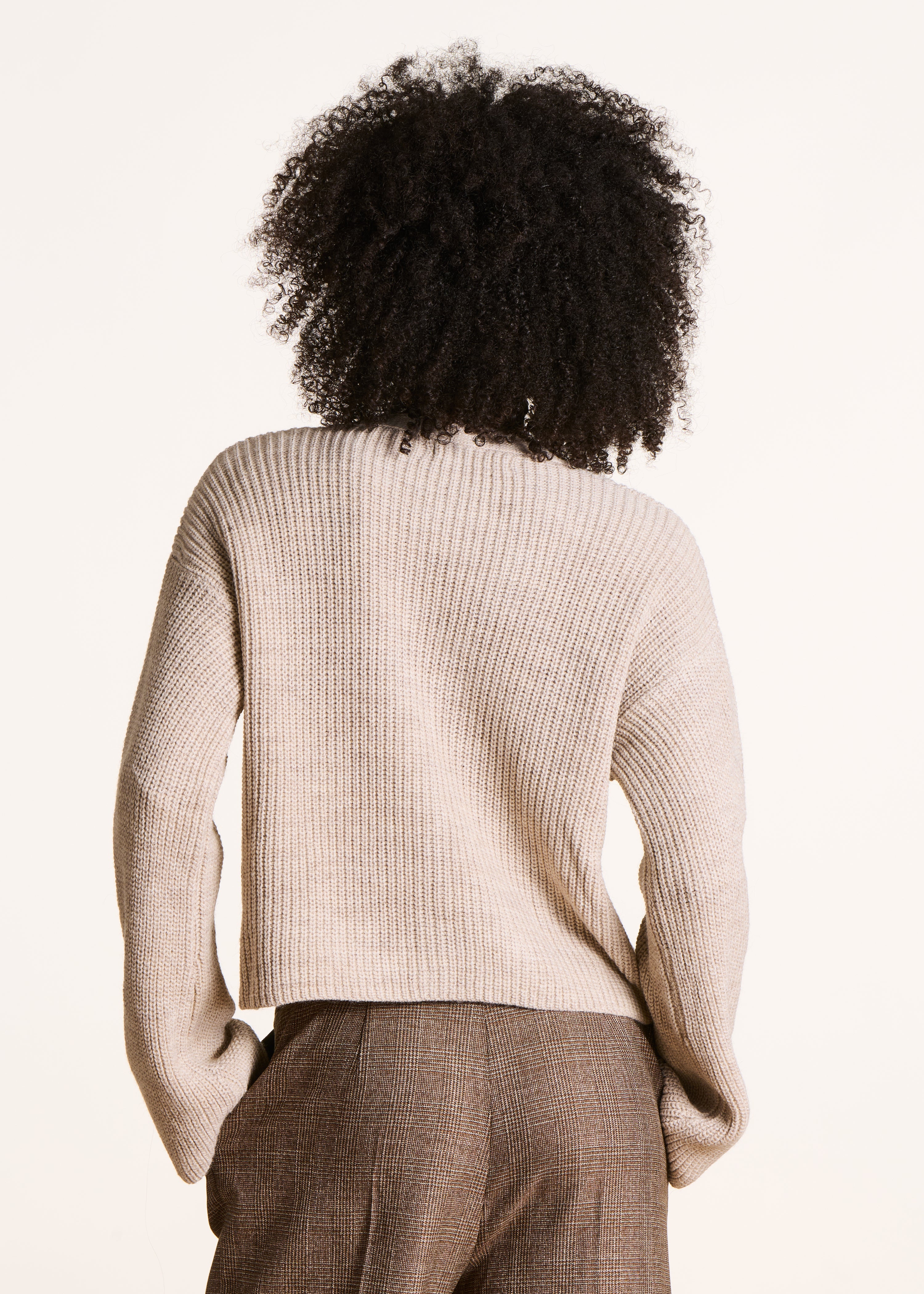 Gilet court beige en côtes perlées