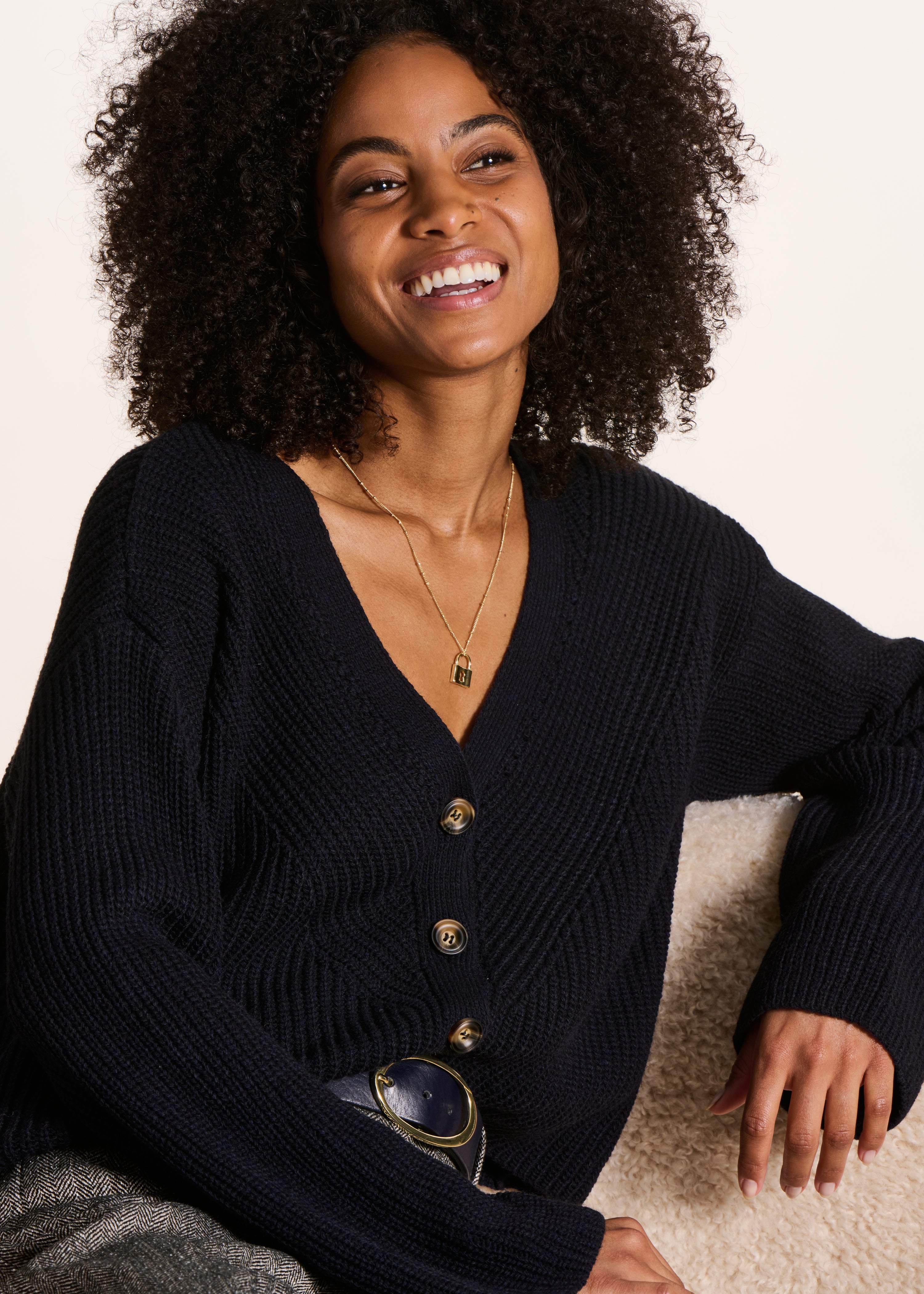 Marineblaue kurze Strickjacke mit Perlenrippmuster