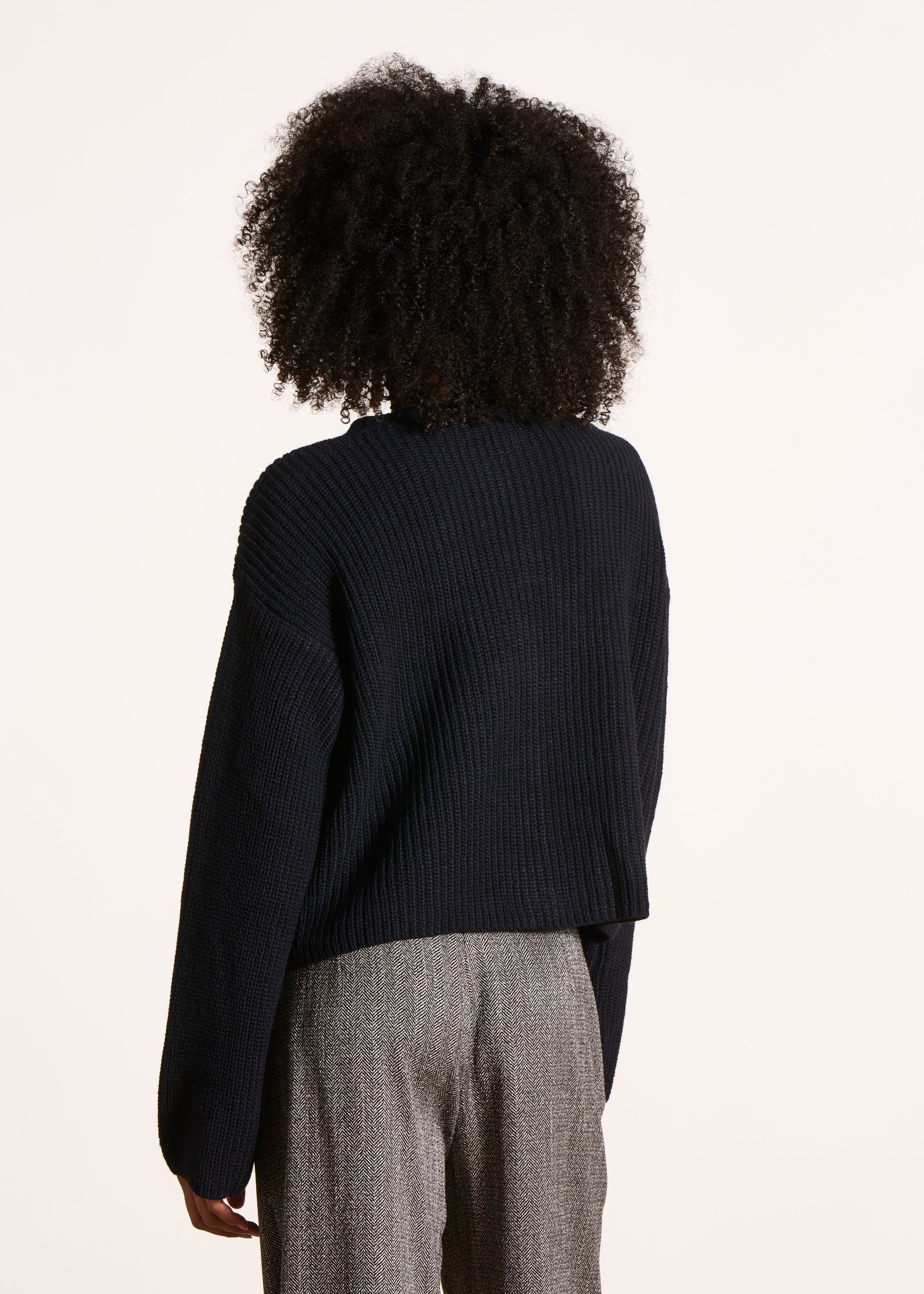 Chaleco corto azul marino en canalé perlado