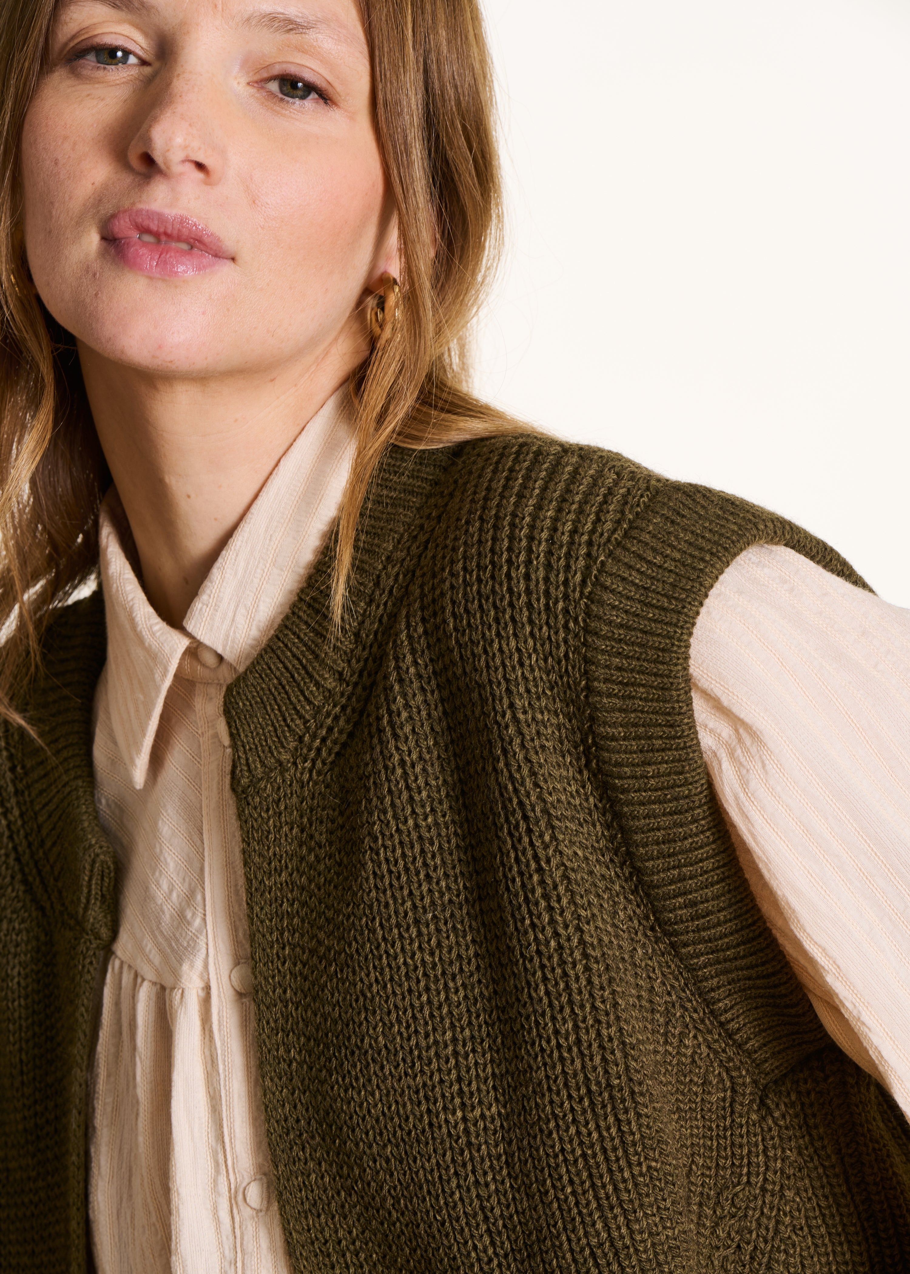 Kurze ärmellose Weste in Perlmuster-Khaki