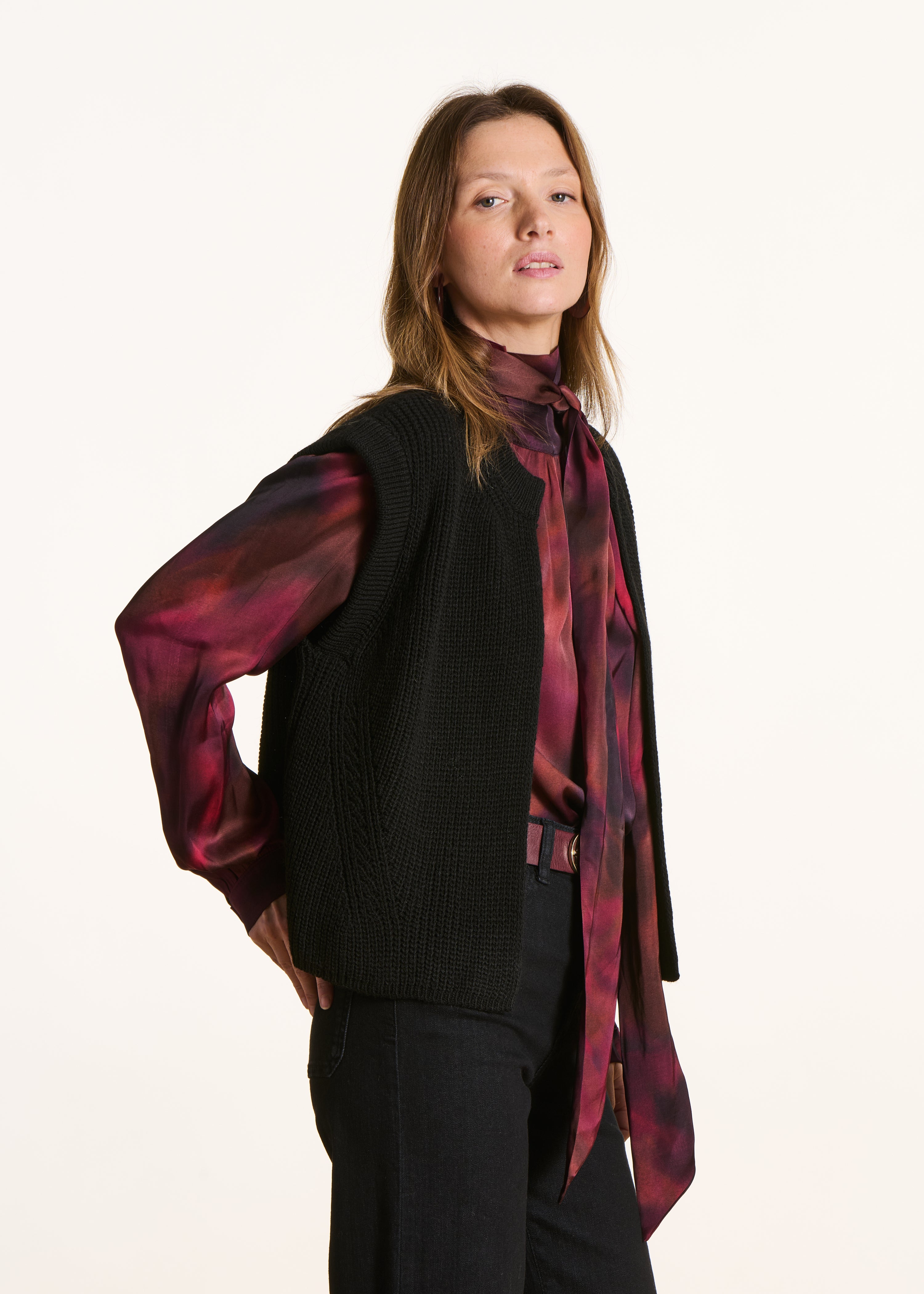 Short sleeveless black cardigan in pearl ribbing