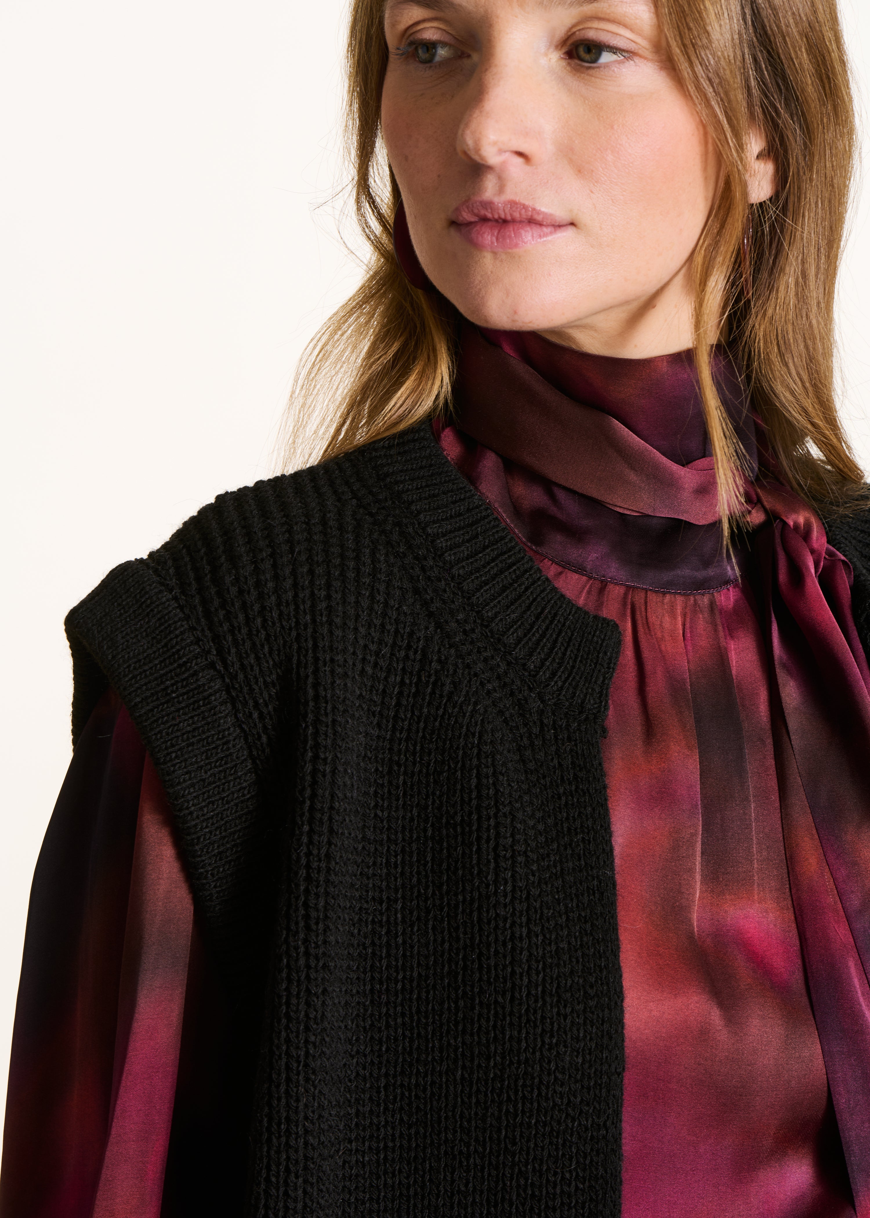 Colete curto sem mangas preto em malha canelada pérola