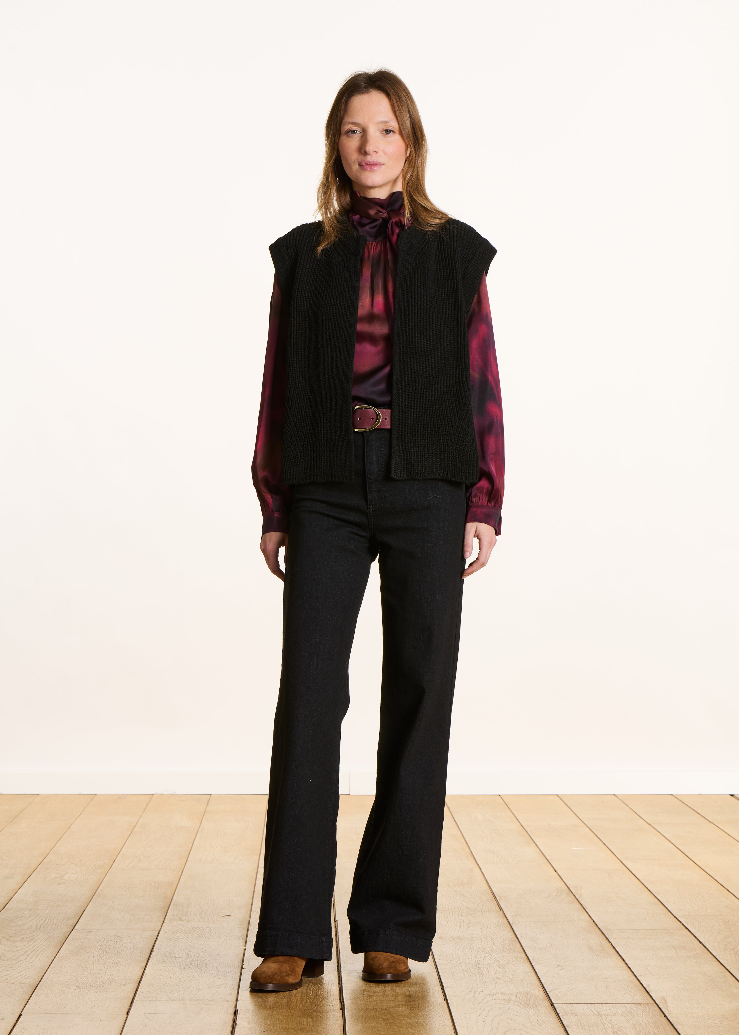 Short sleeveless black cardigan in pearl ribbing