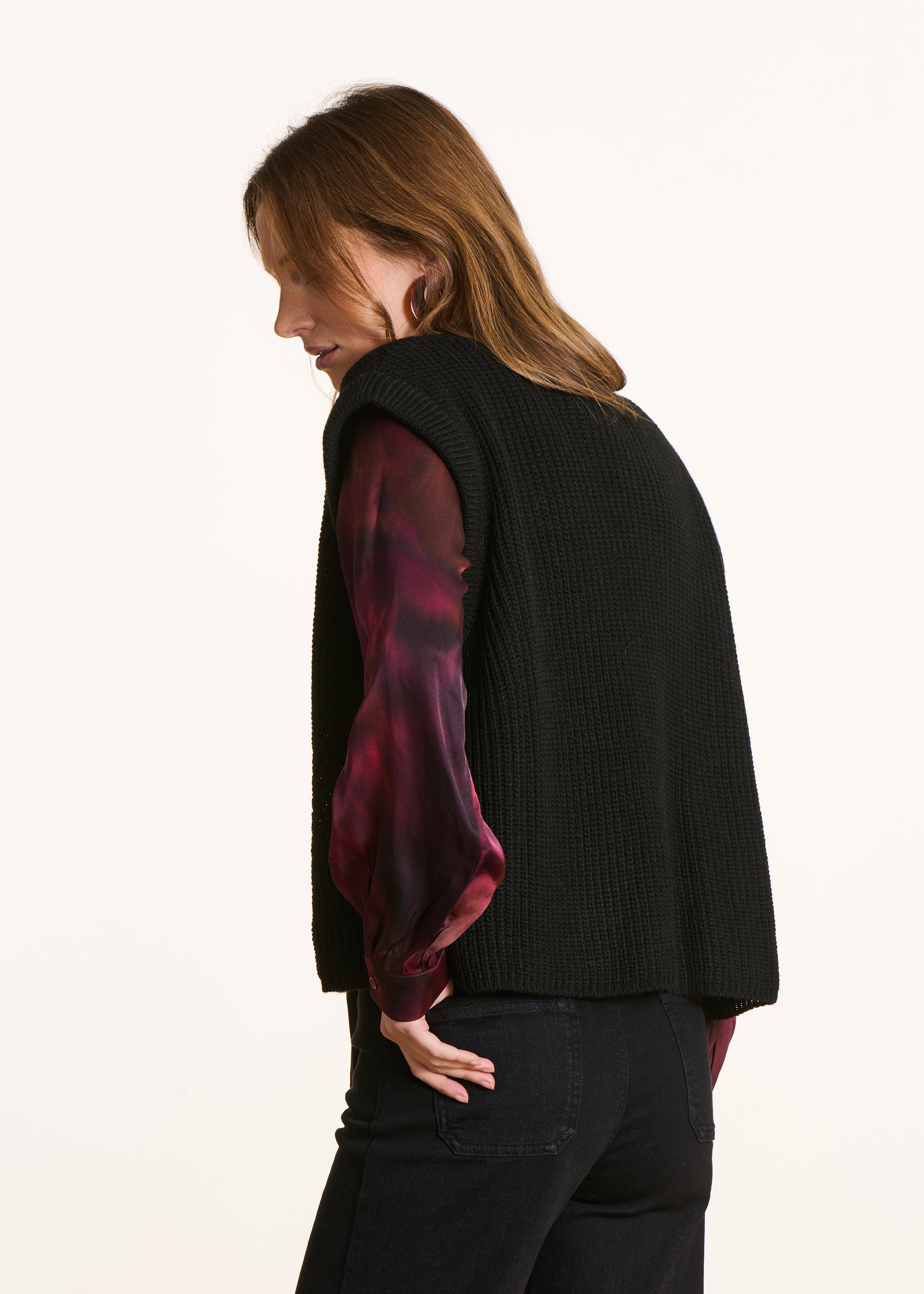 Colete curto sem mangas preto em malha canelada pérola