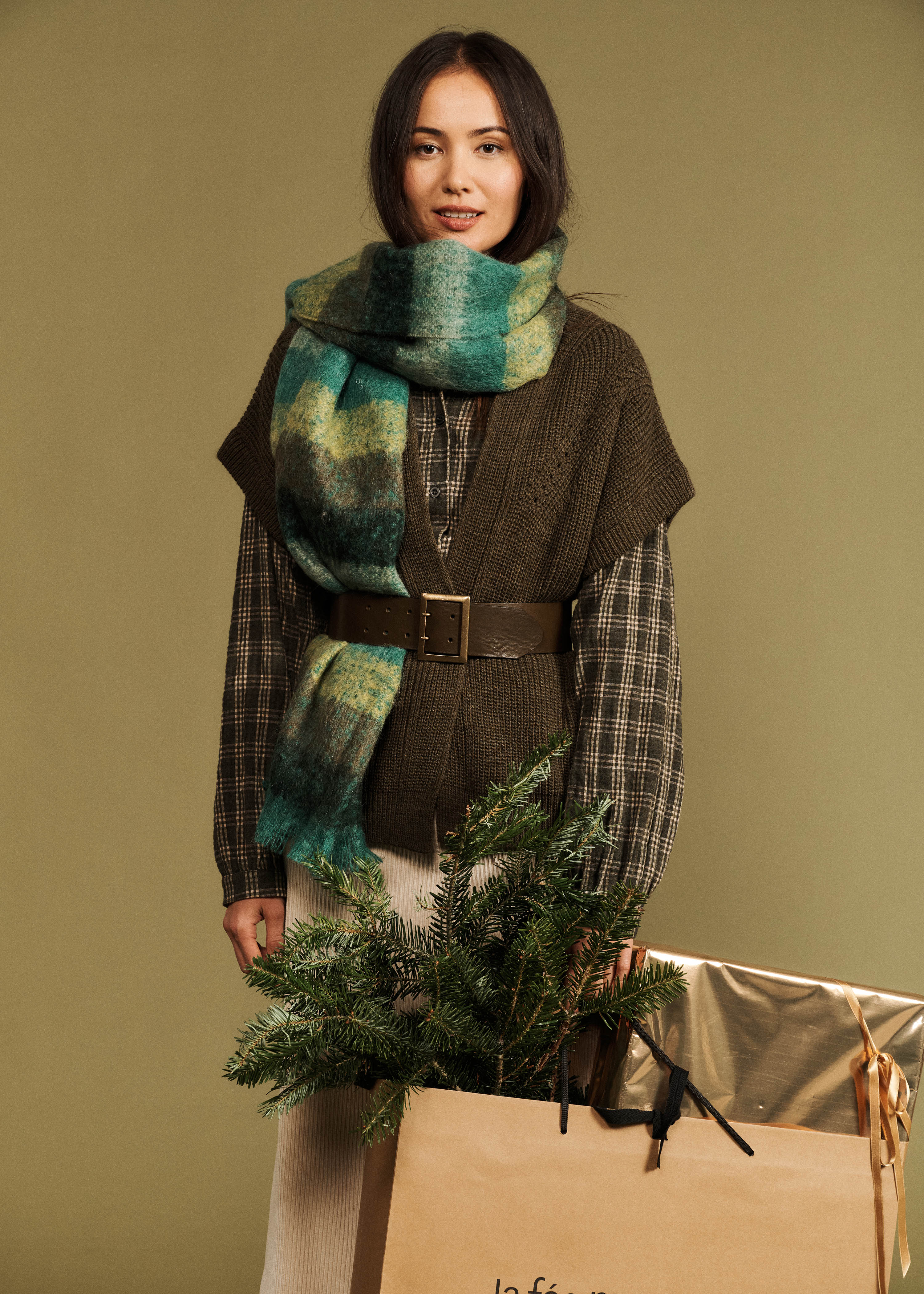 Khakifarbene Weste mit Gürtel aus Perlenrippenstrick