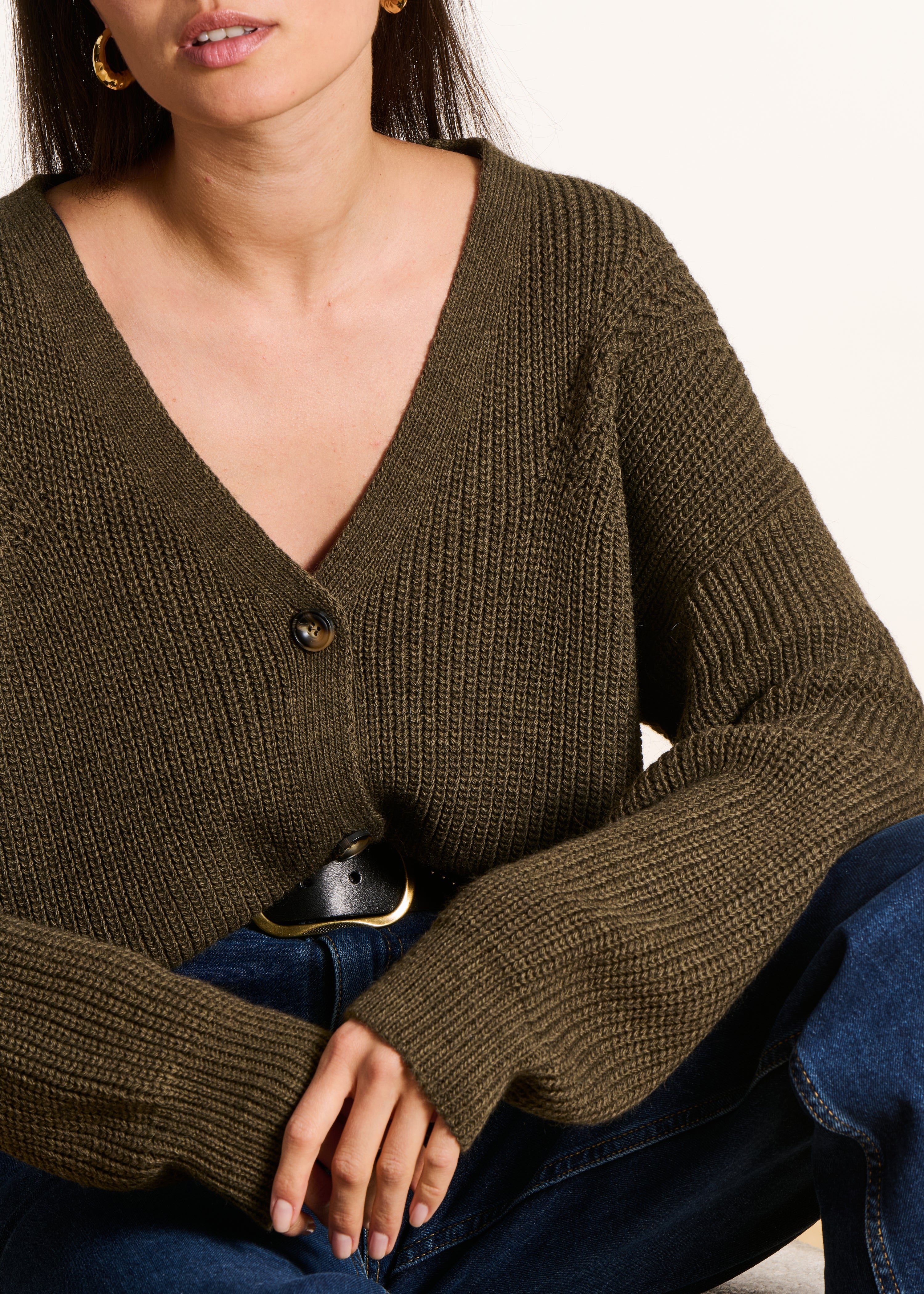 Cardigan corto e aderente in maglia a coste con perline color kaki