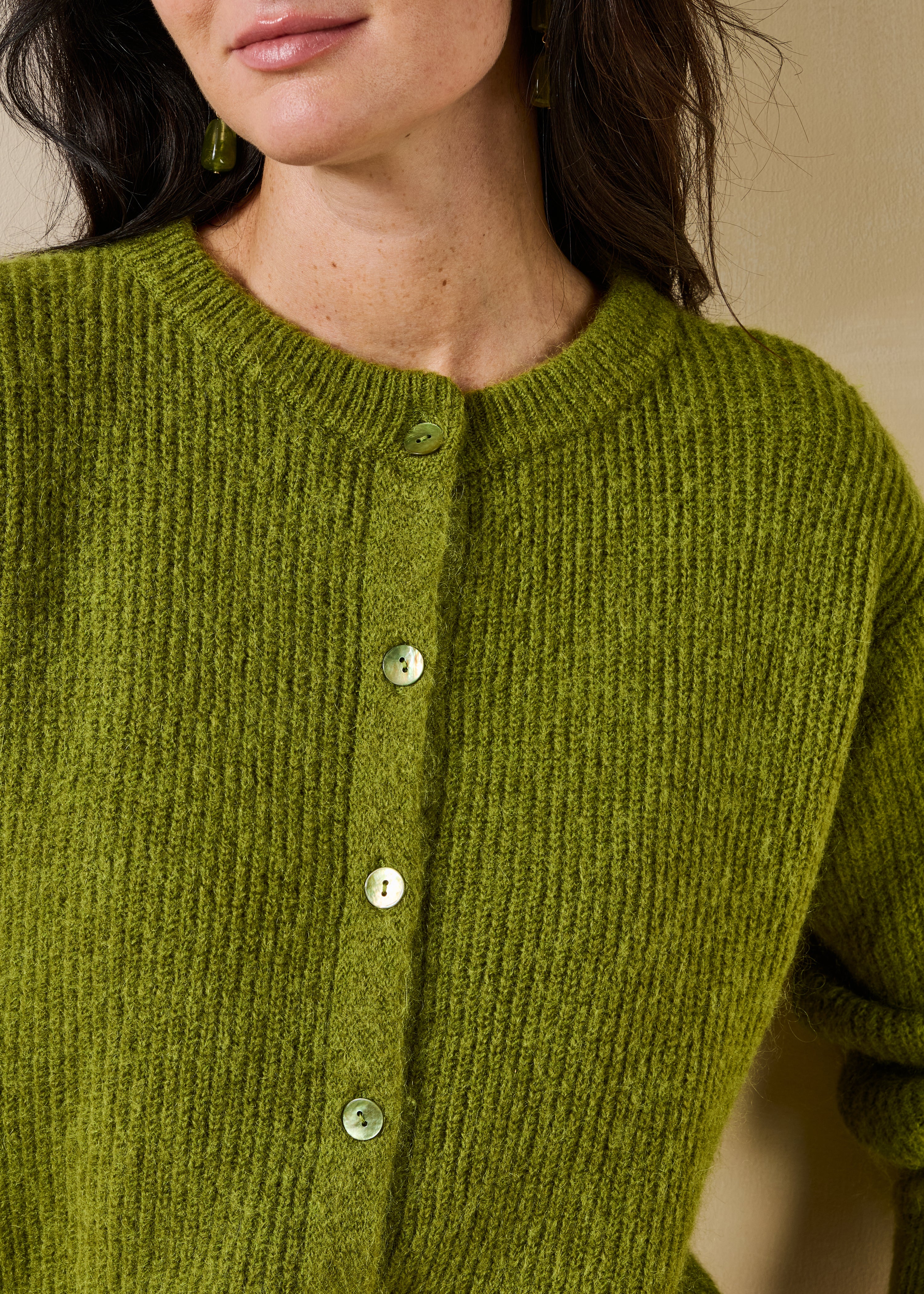 Chaleco verde de manga larga con cuello redondo