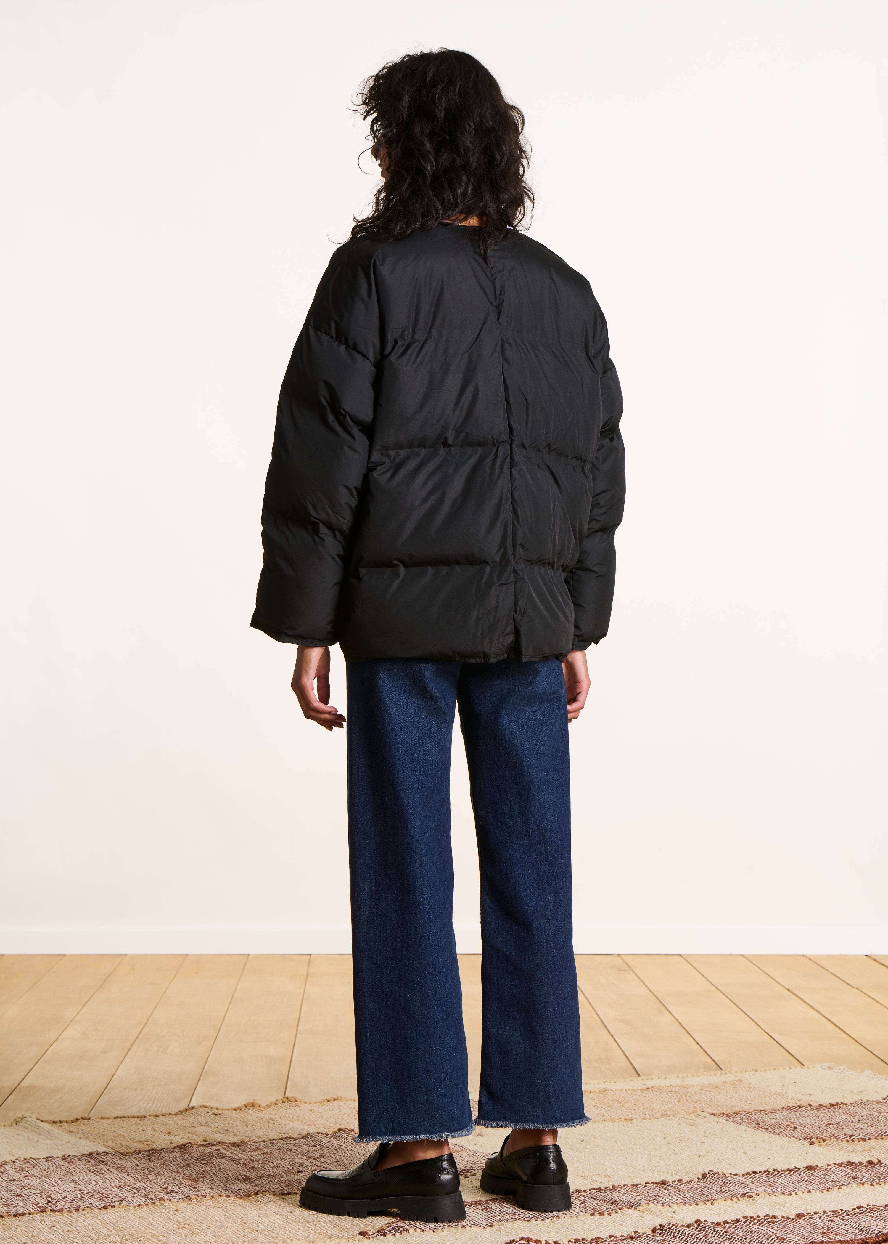 Short black quilted down jacket