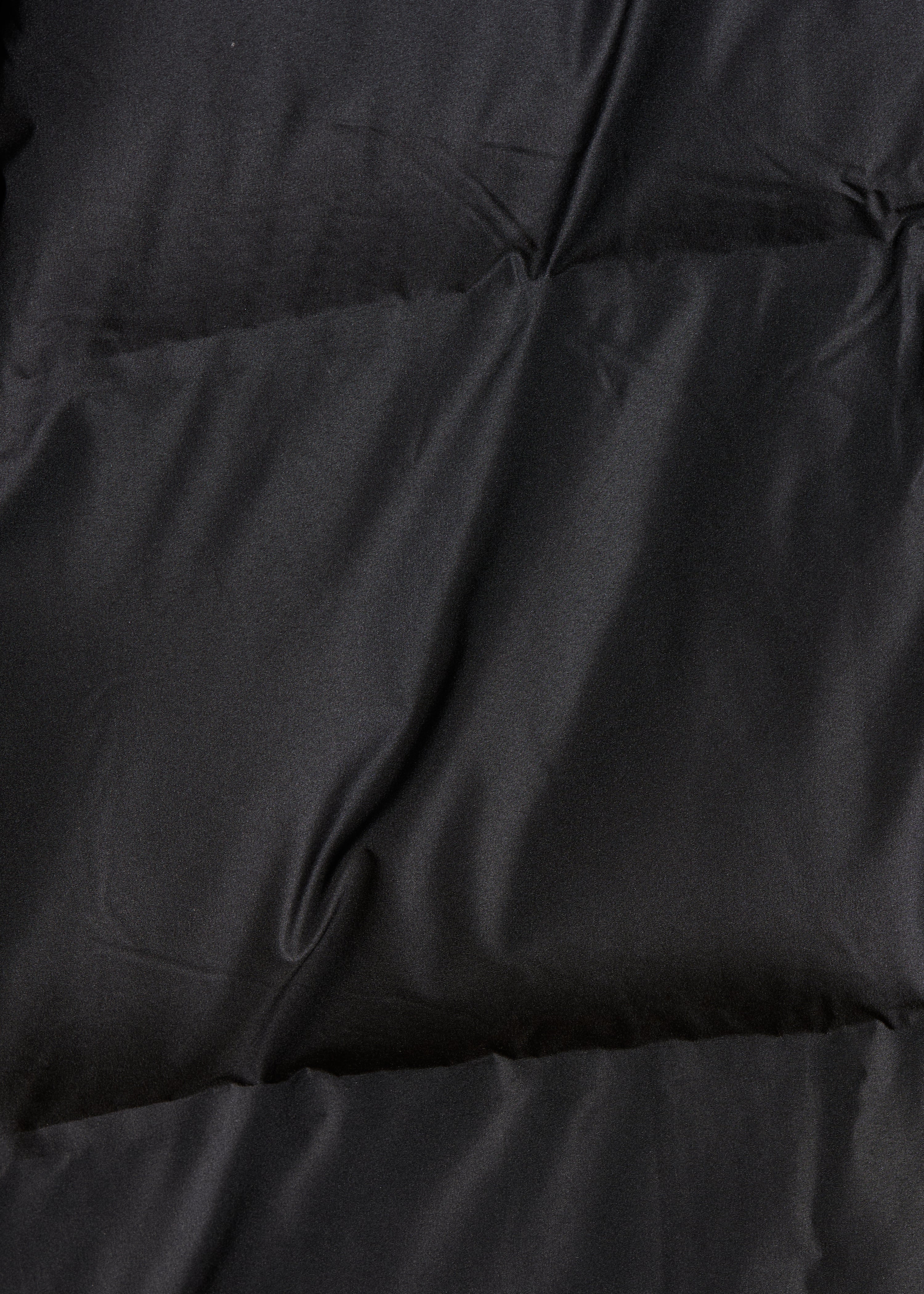 Short black quilted down jacket