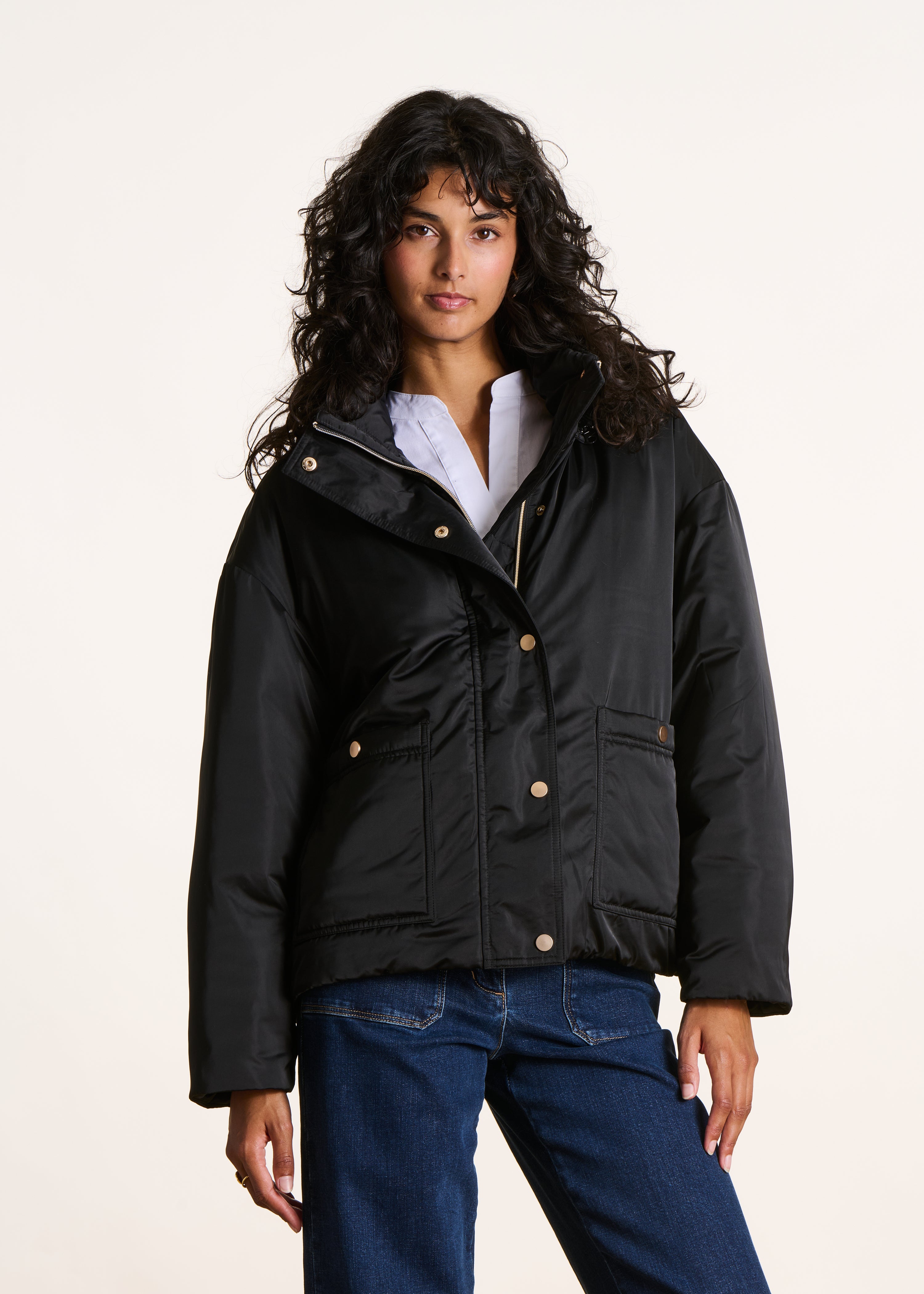 Kurze, gesteppte, schwarze Daunenjacke mit Kapuze La Fée Maraboutée