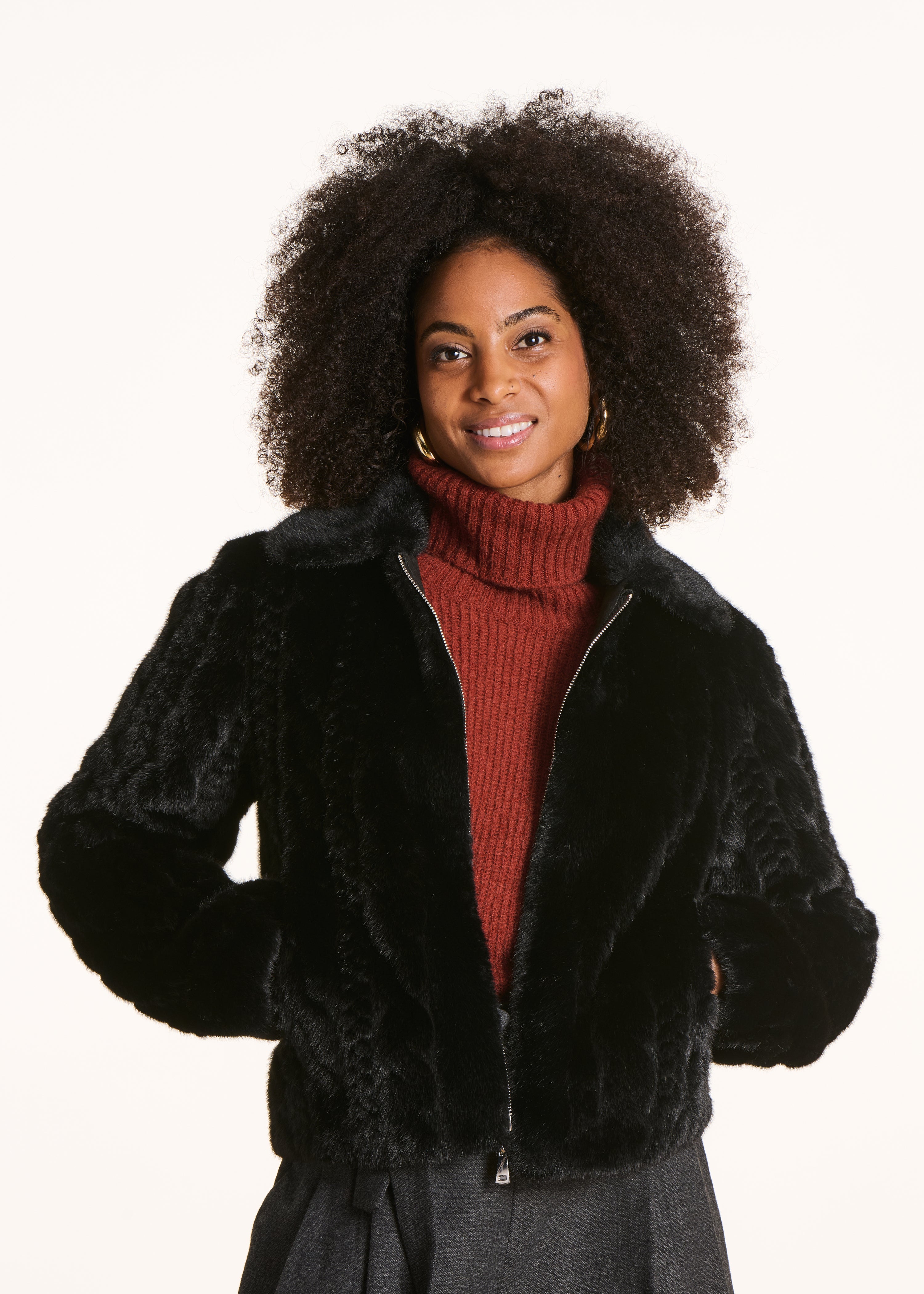 Kurzer Mantel in schwarzem Kunstpelz