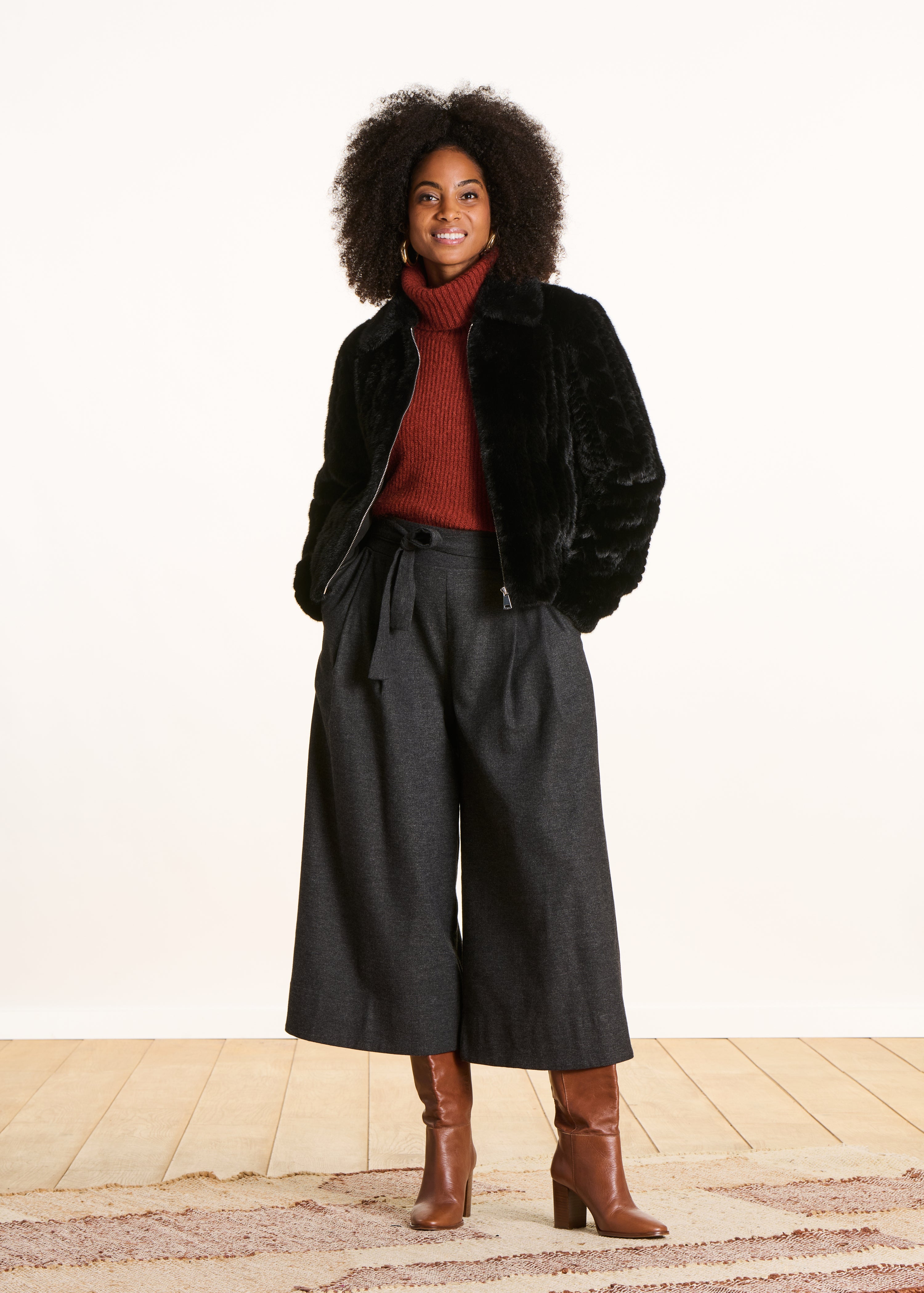 Korte zwarte mantel van nepbont