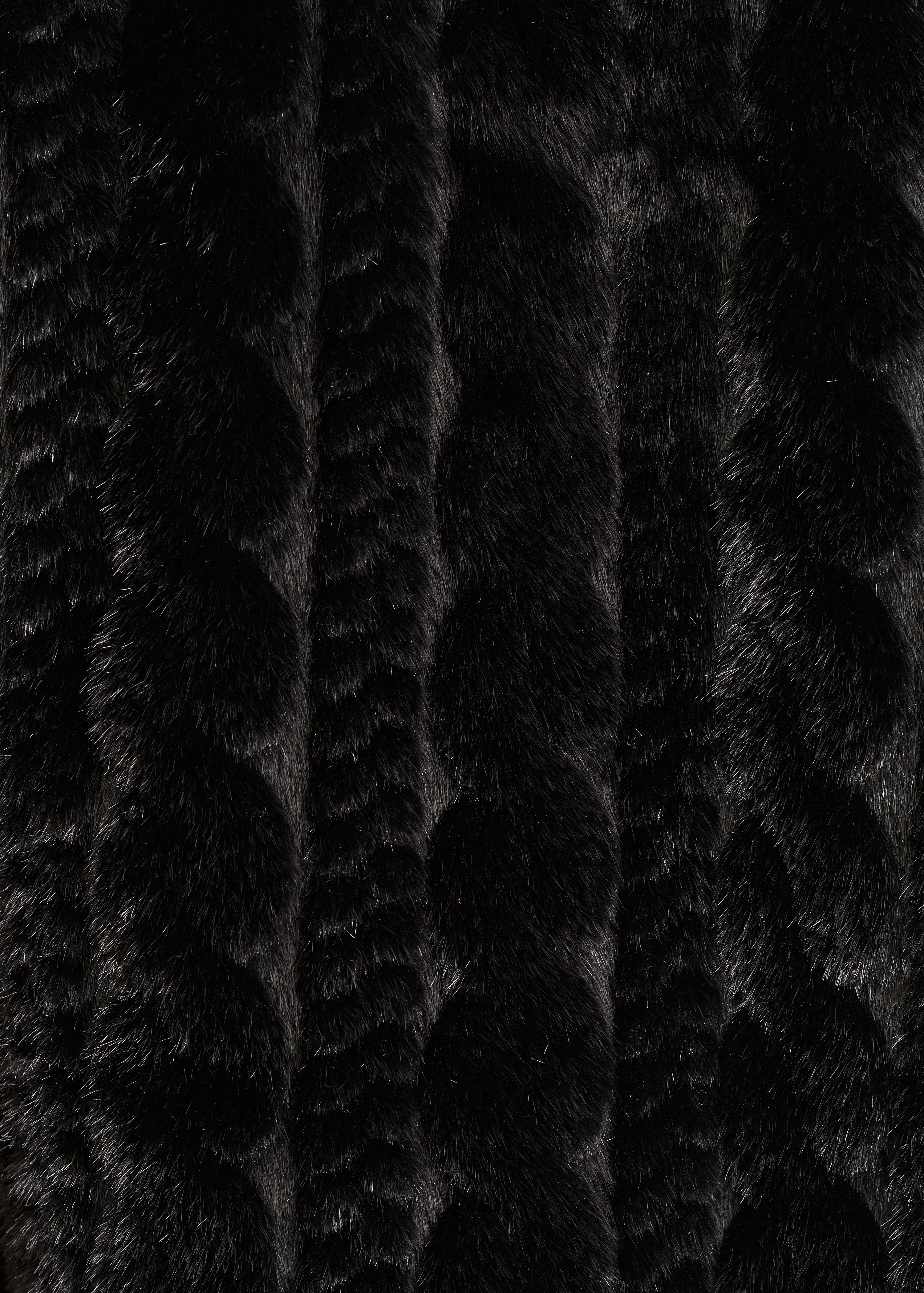 Korte zwarte mantel van nepbont